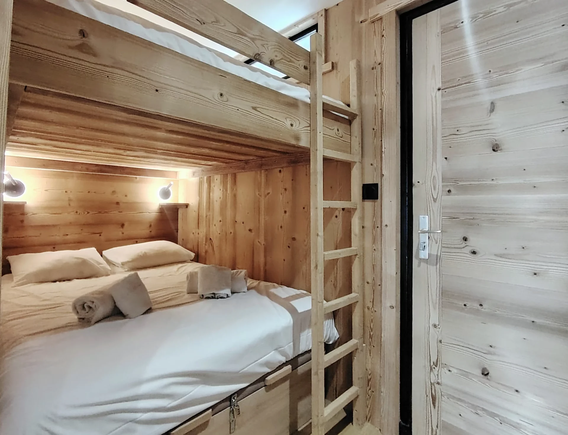 Location appartement à l'alpe d'huez - Entrée servant de coin montagne avec 2 lits doubles superposés