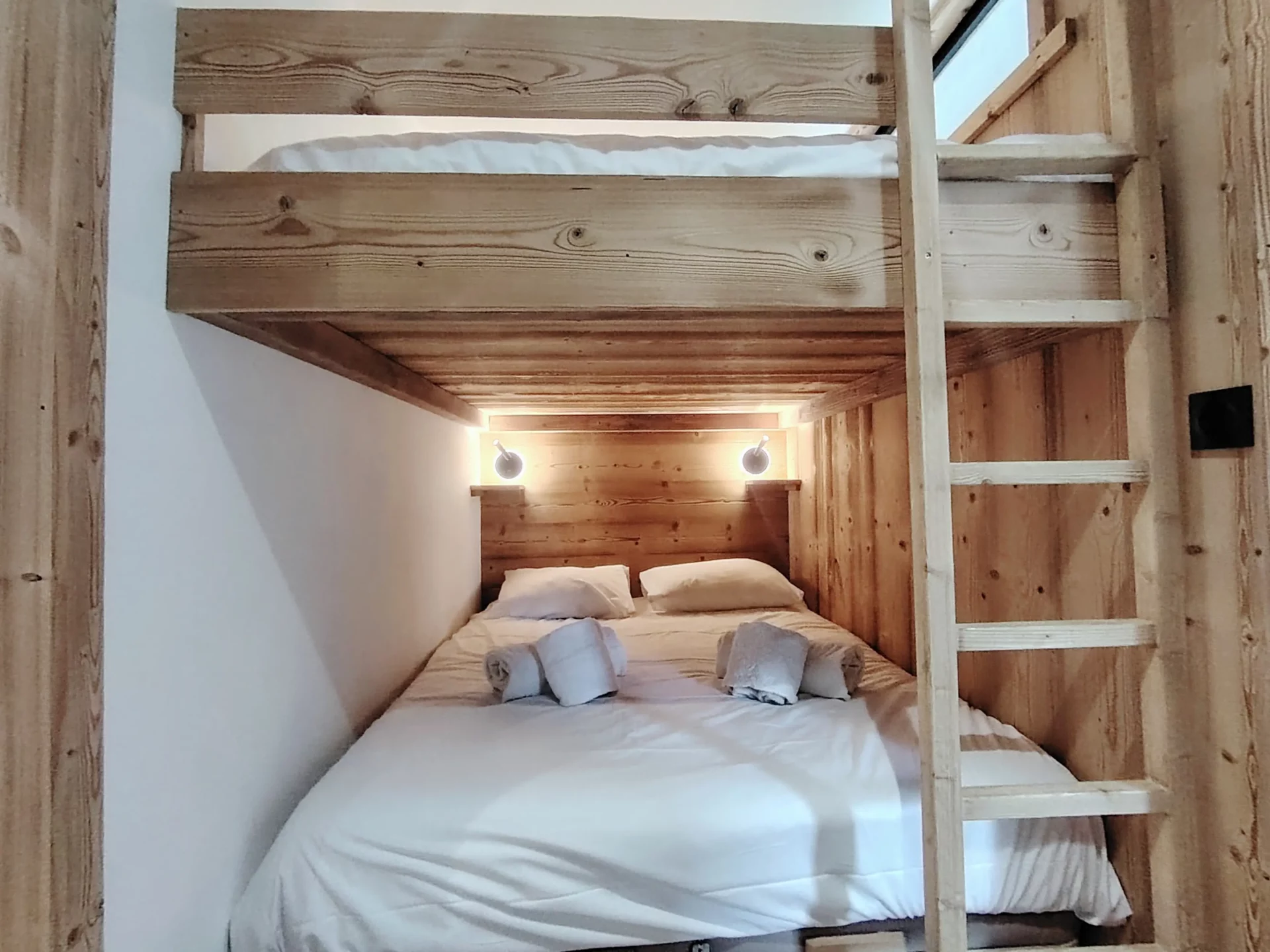 Location appartement à l'alpe d'huez - Entrée servant de coin montagne avec 2 lits doubles superposés