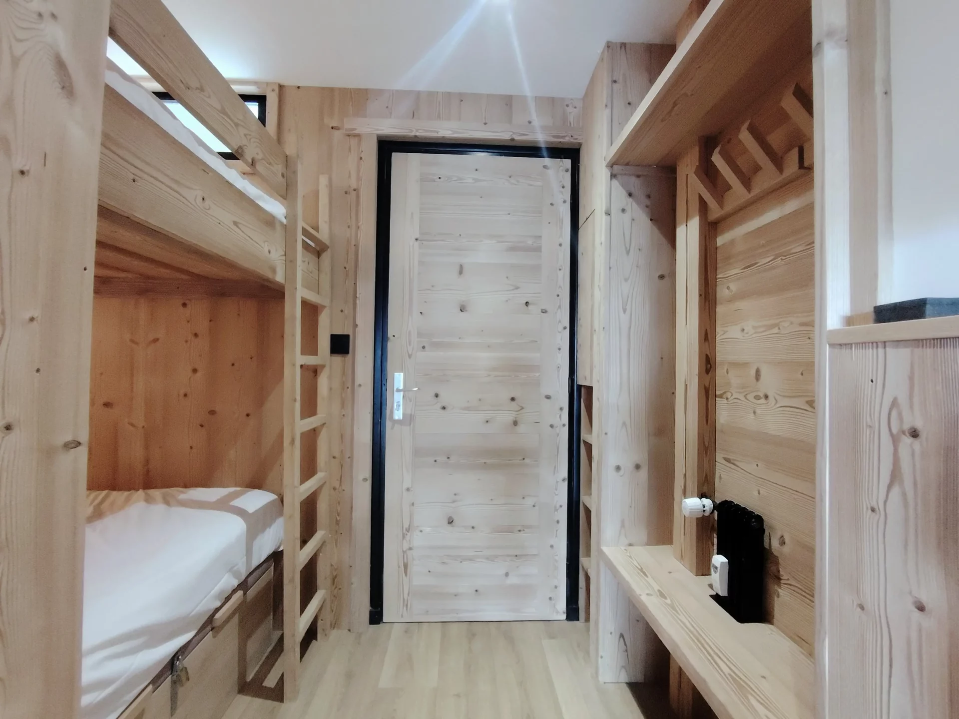 Location appartement à l'alpe d'huez - Entrée servant de coin montagne avec 2 lits doubles superposés