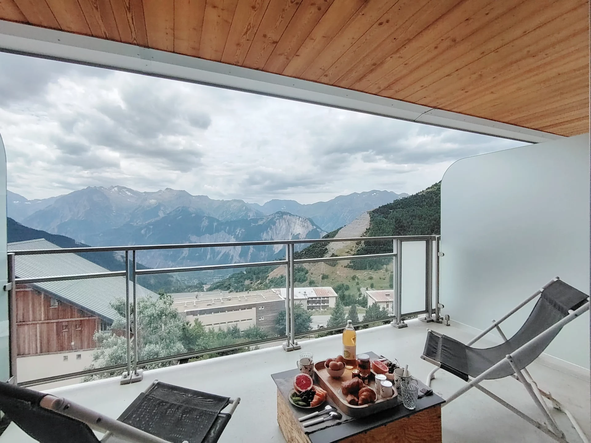 Location appartement à l'alpe d'huez -Terrasse avec vue. 2 fauteuils et table basse