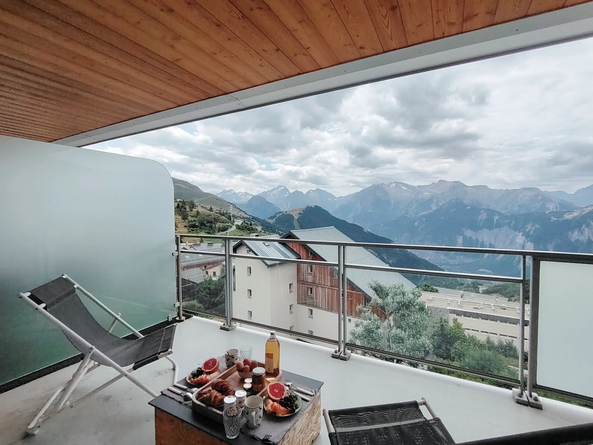 Location appartement à l'alpe d'huez -Terrasse avec vue. 2 fauteuils et table basse
