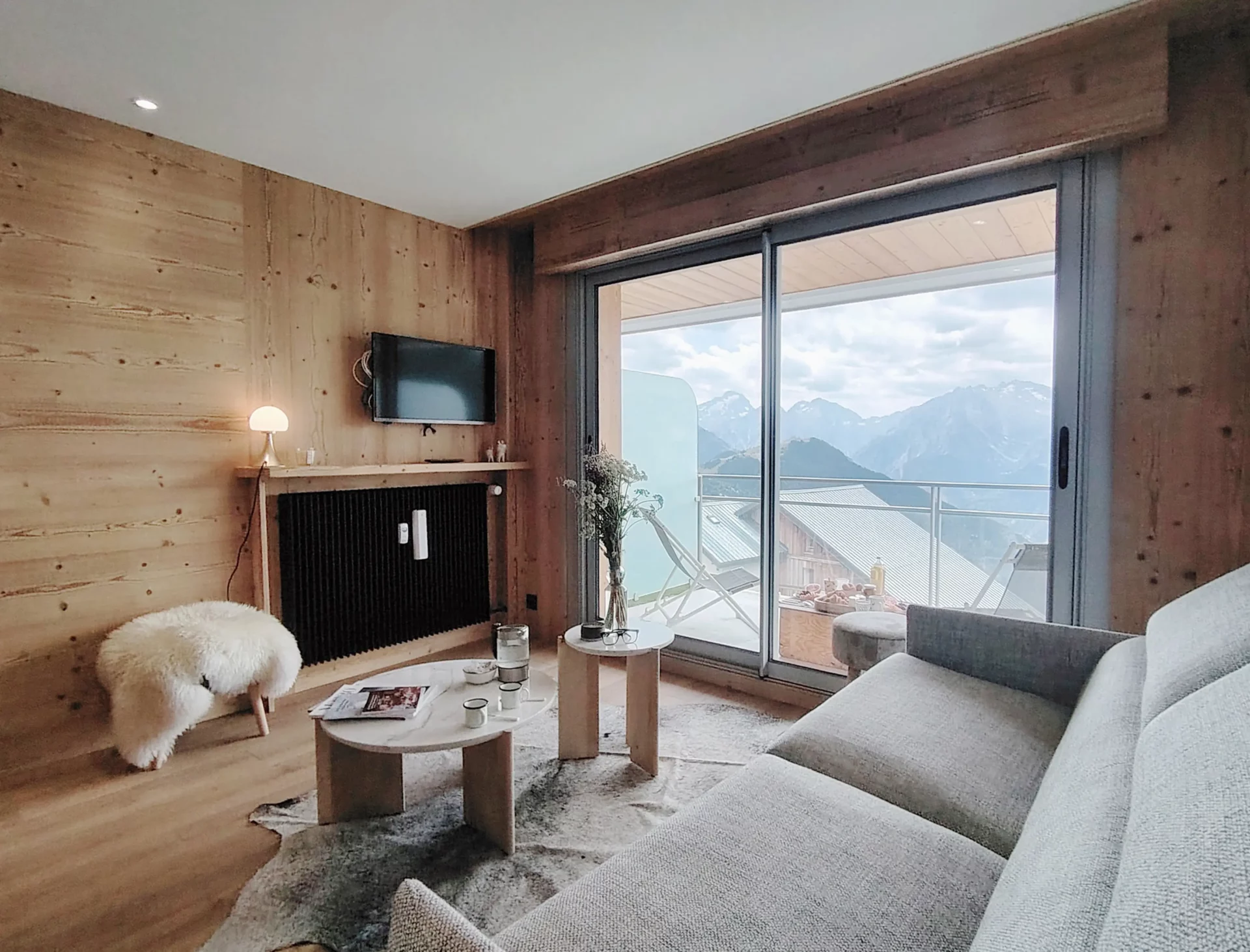 Location appartement à l'alpe d'huez - Pièce de vie avec salon et belle vue sur les massifs.