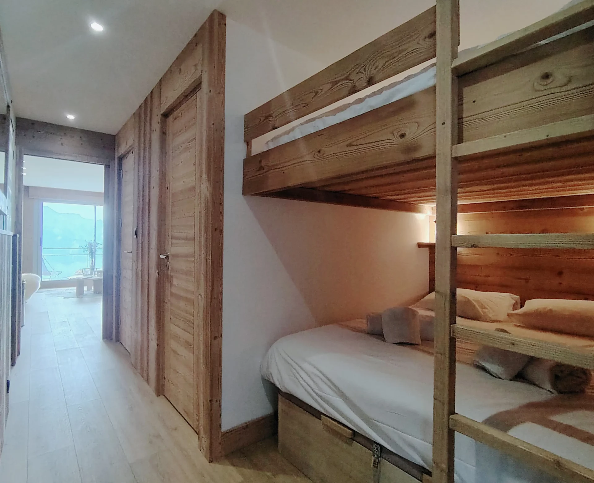 Location appartement à l'alpe d'huez - Entrée servant de coin montagne avec 2 lits doubles superposés