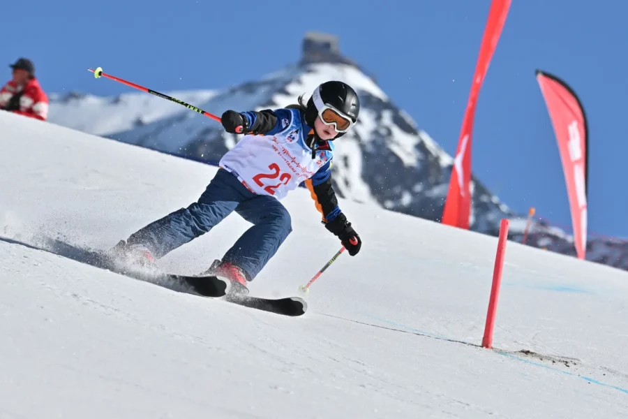Enfant faisant du slalom en ski sur les pistes