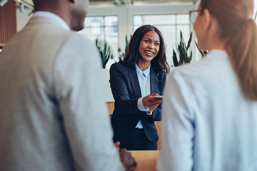Personnel d'accueil dans une réception