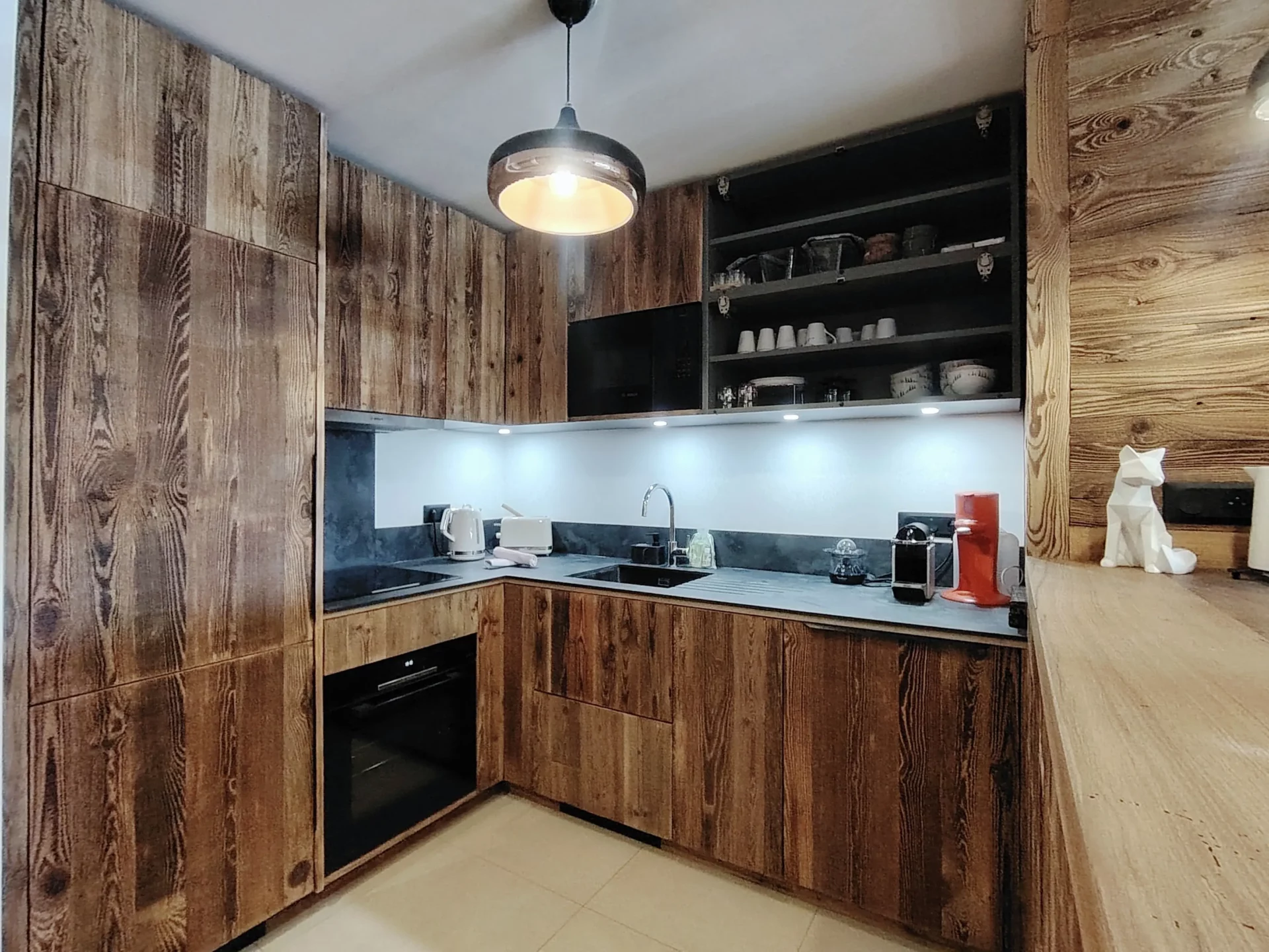 Cuisine d'un appartement à louer à l'alpe d'huez dans la résidence Cachemire