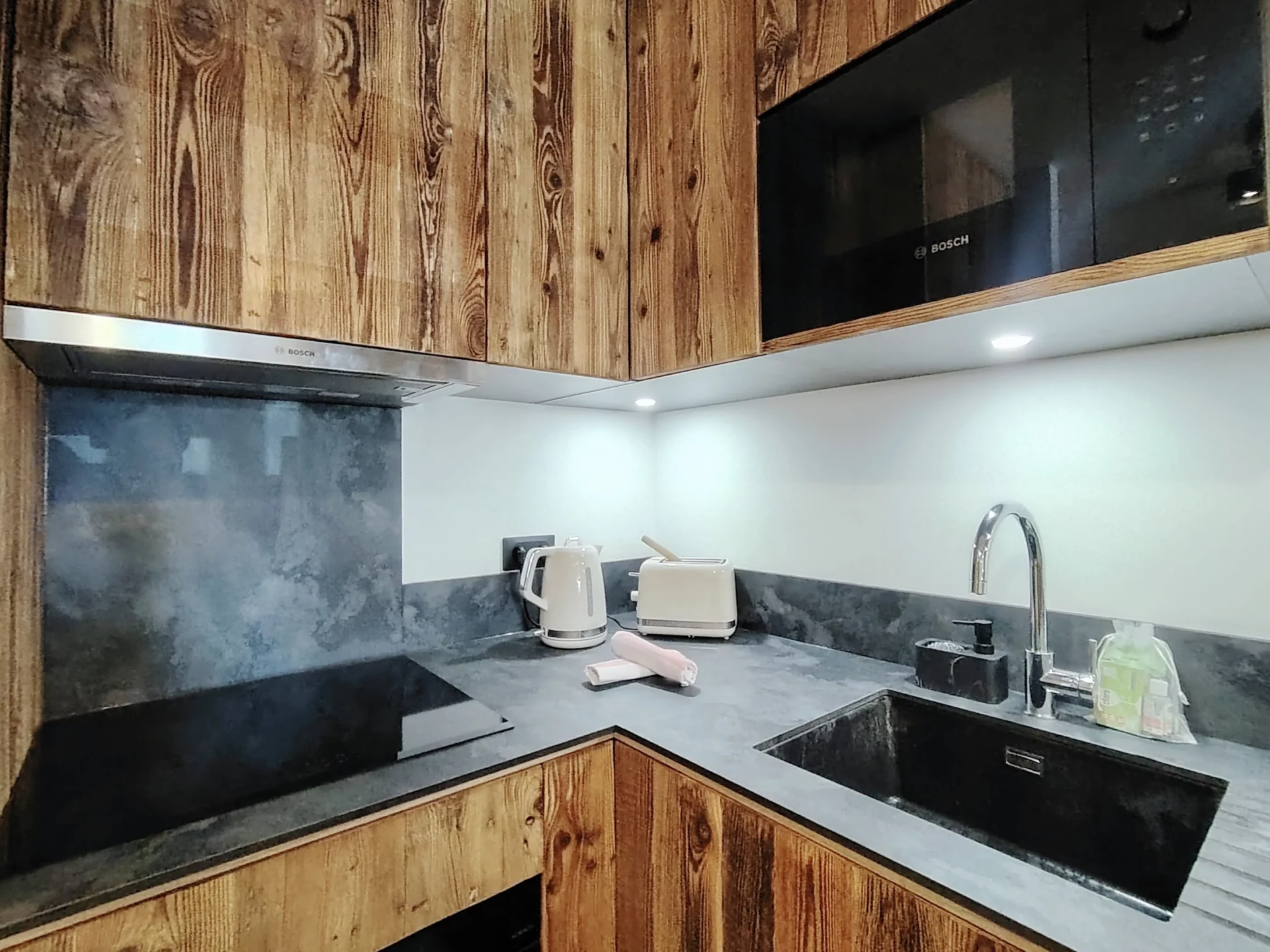 Cuisine d'un appartement à louer à l'alpe d'huez dans la résidence Cachemire