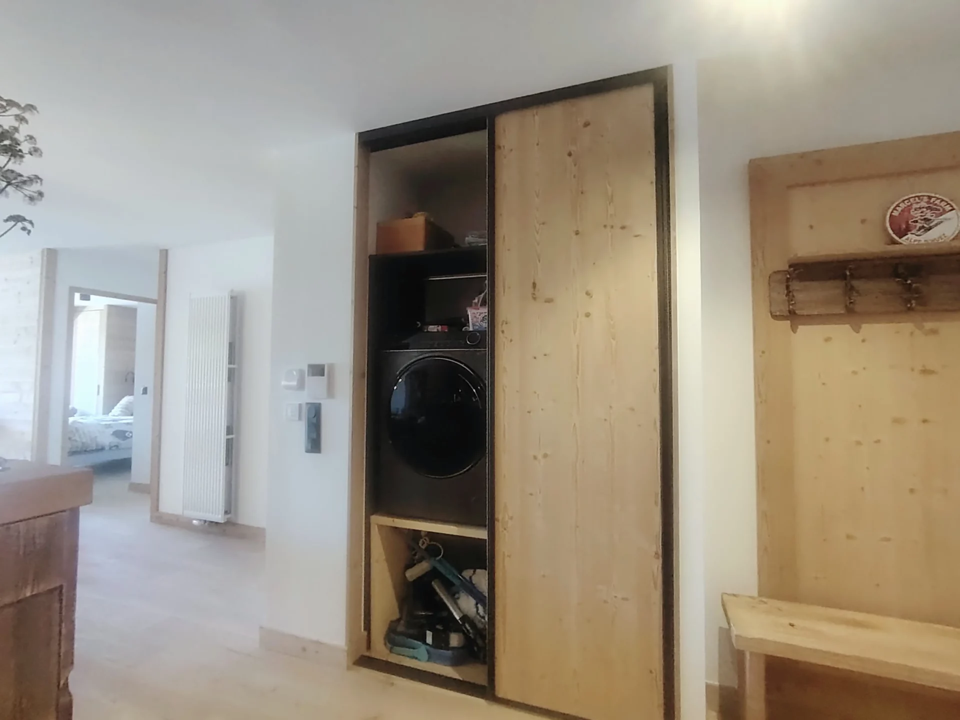Entrée avec placard et lave linge d'un appartement à louer à l'alpe d'huez dans la résidence Cachemire