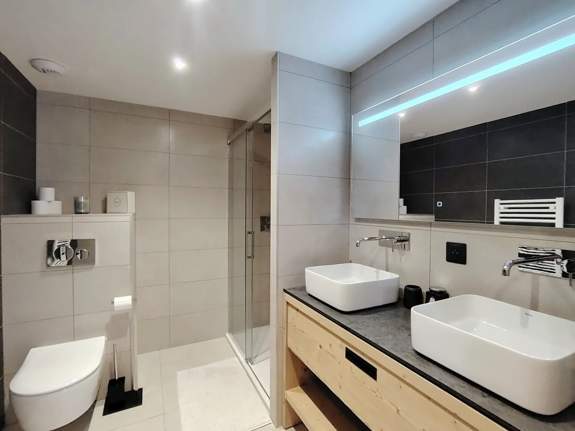 Salle de bain d'un appartement à louer à l'alpe d'huez dans la résidence Cachemire