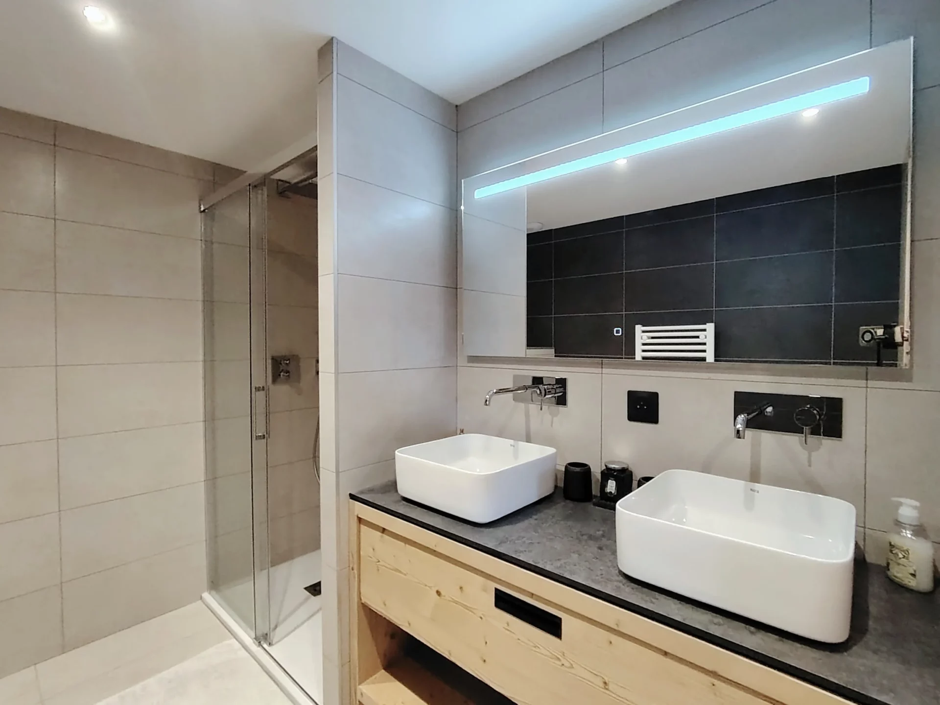 Salle de bain d'un appartement à louer à l'alpe d'huez dans la résidence Cachemire