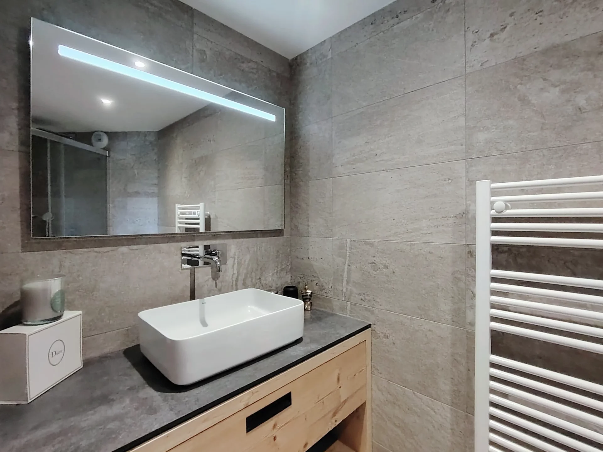 Salle de bain d'un appartement à louer à l'alpe d'huez dans la résidence Cachemire