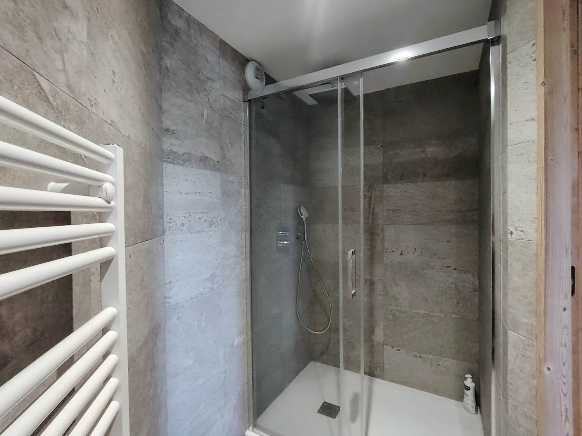 Salle de bain d'un appartement à louer à l'alpe d'huez dans la résidence Cachemire