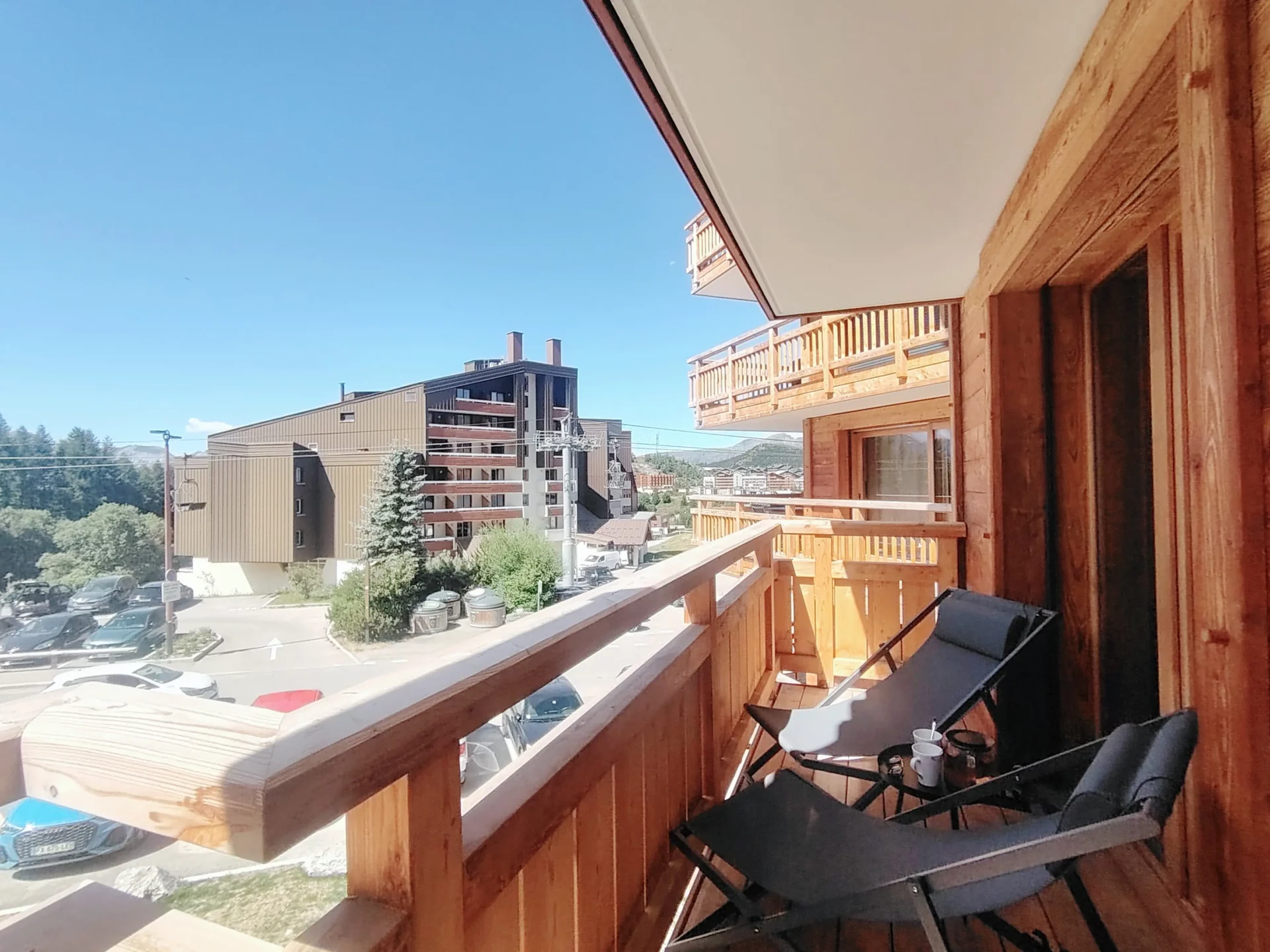 Terrasse d'un appartement à louer à l'alpe d'huez dans la résidence Cachemire