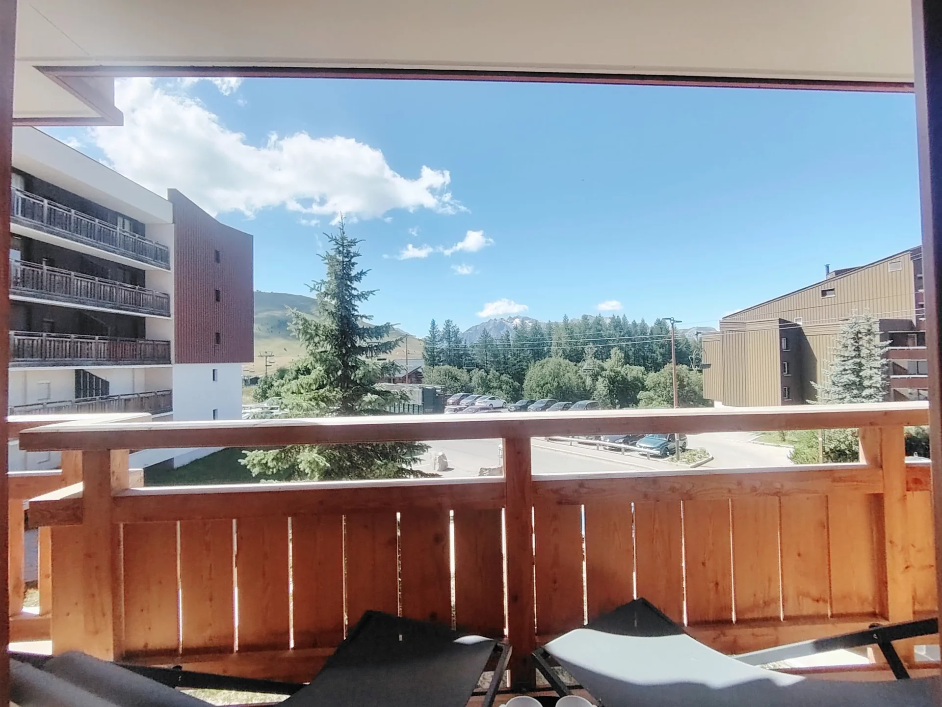 Terrasse d'un appartement à louer à l'alpe d'huez dans la résidence Cachemire