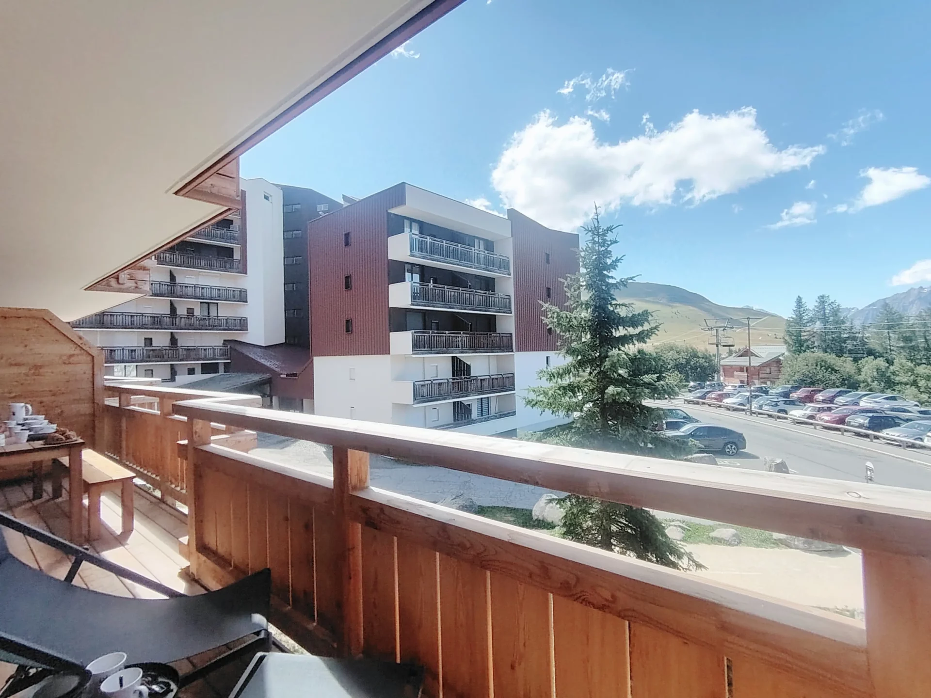 Terrasse d'un appartement à louer à l'alpe d'huez dans la résidence Cachemire