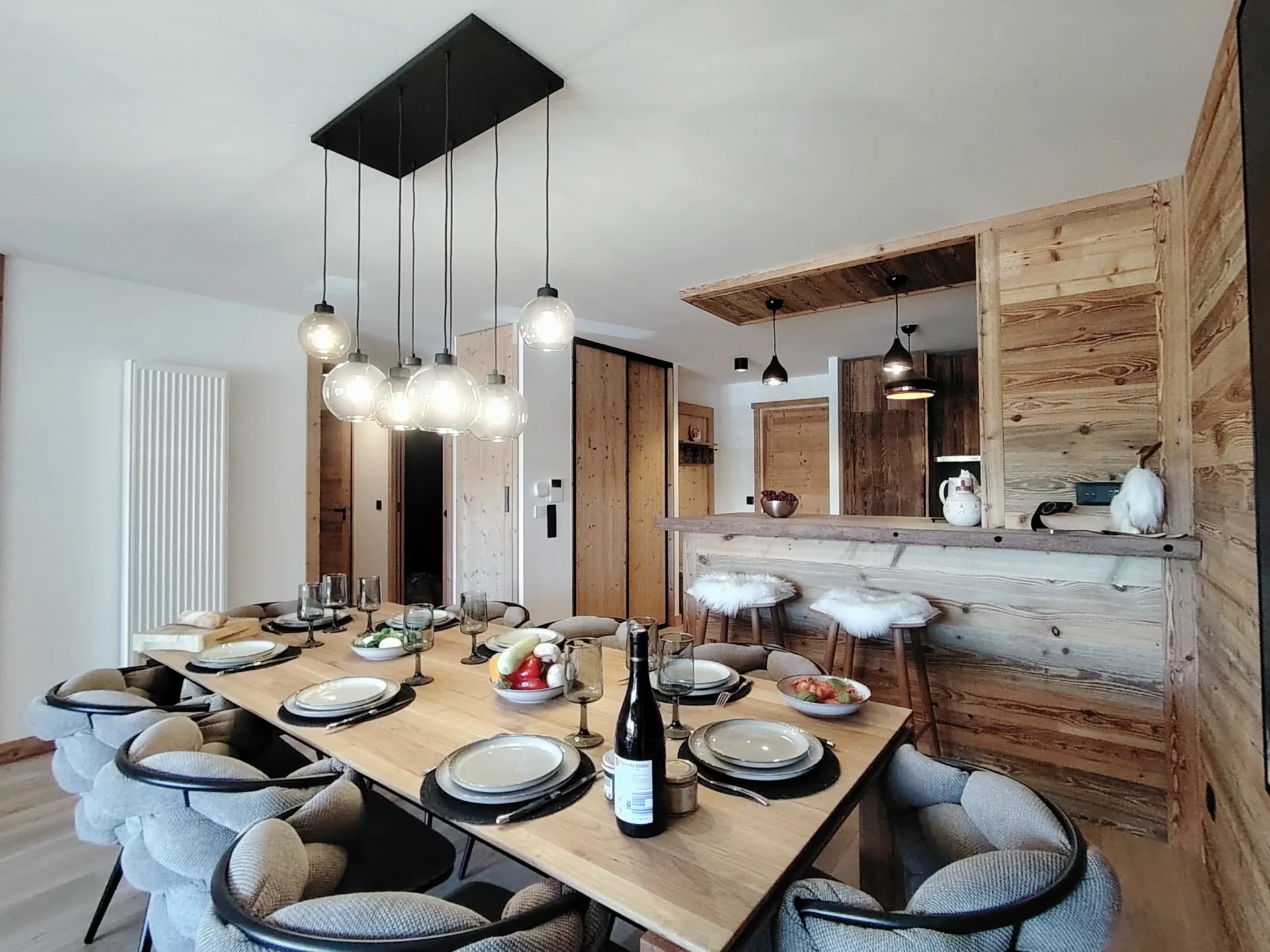 Espace repas d'un appartement à louer à l'alpe d'huez dans la résidence Cachemire