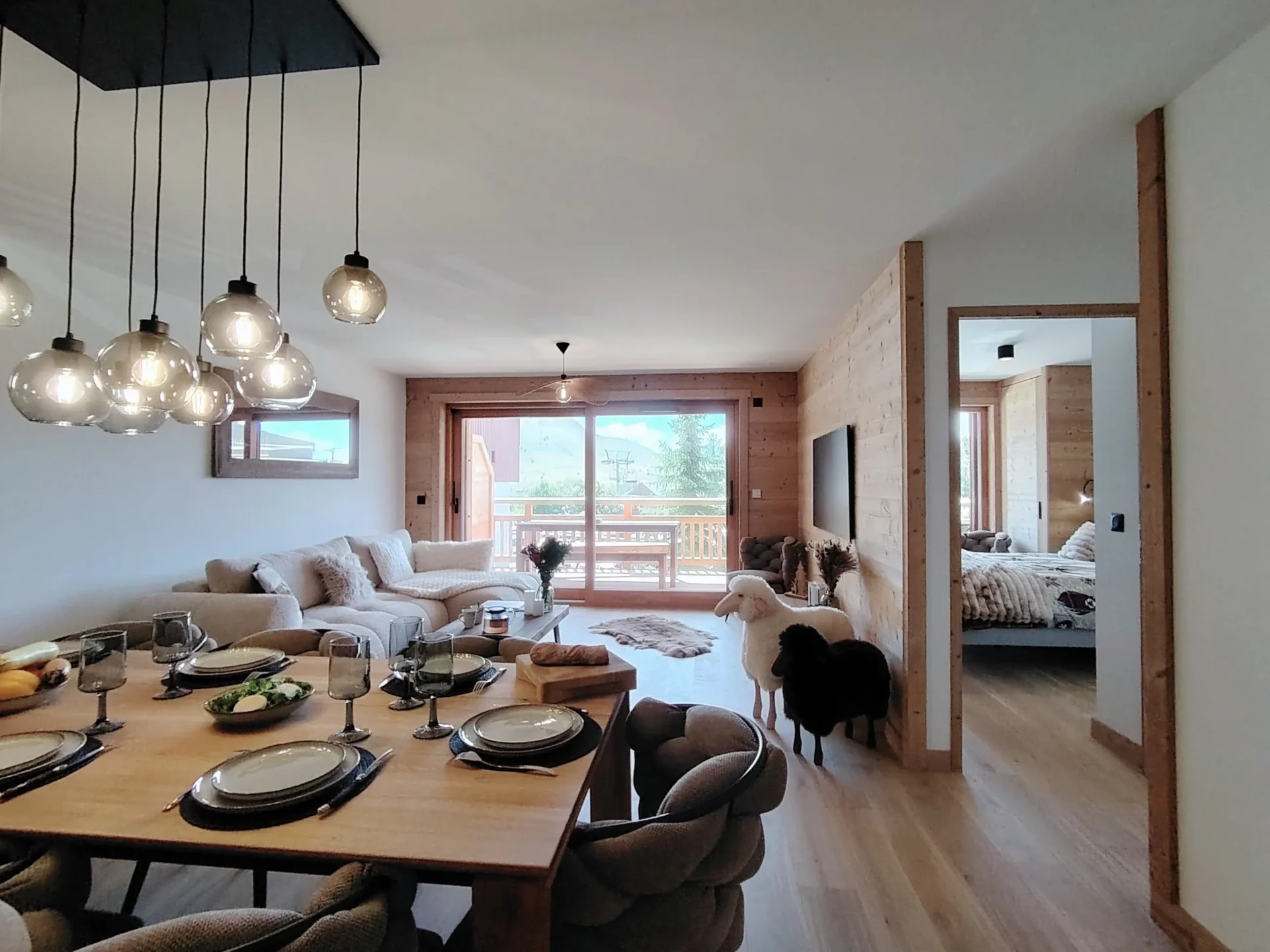 Espace repas d'un appartement à louer à l'alpe d'huez dans la résidence Cachemire