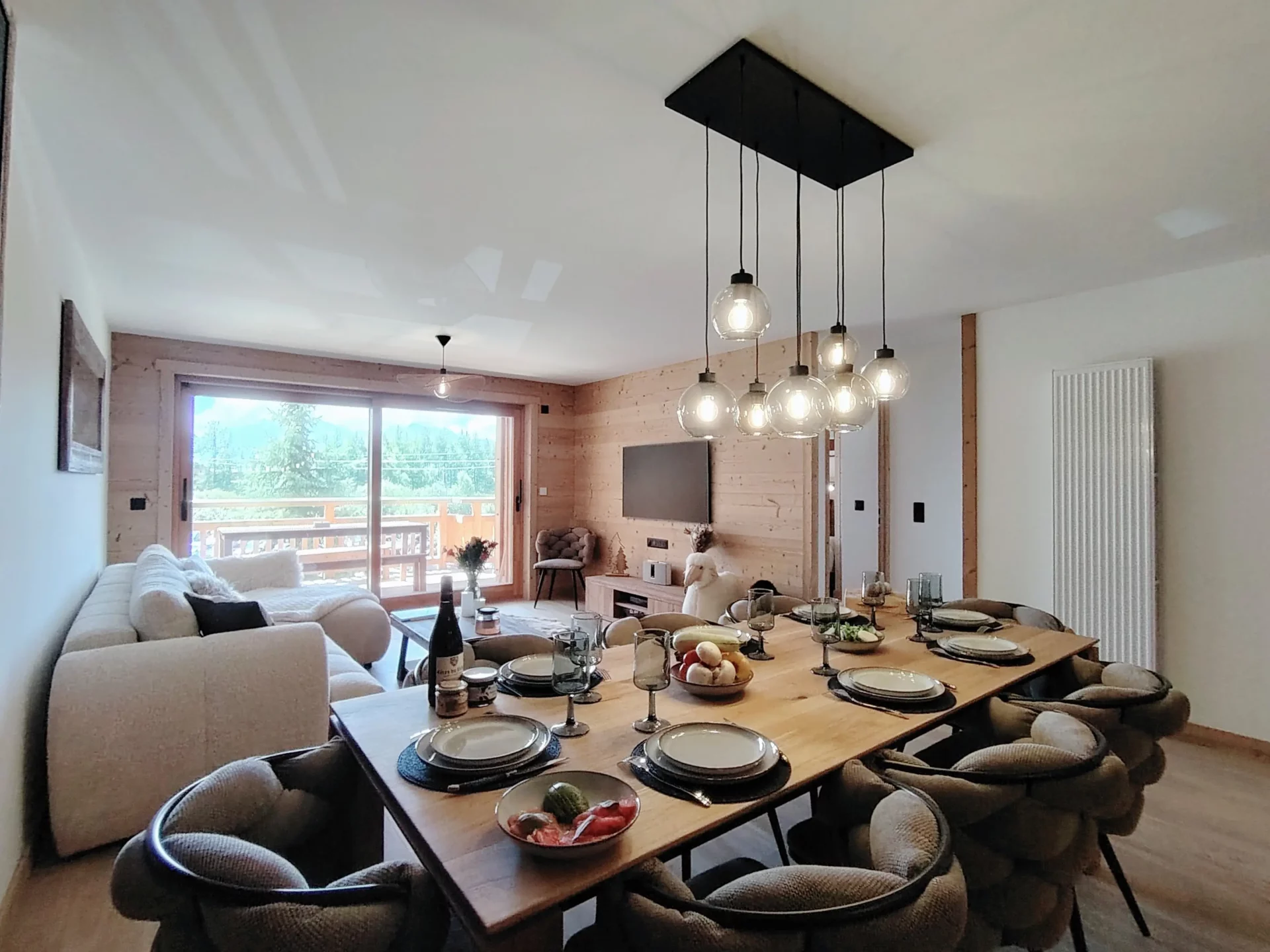 Espace repas d'un appartement à louer à l'alpe d'huez dans la résidence Cachemire