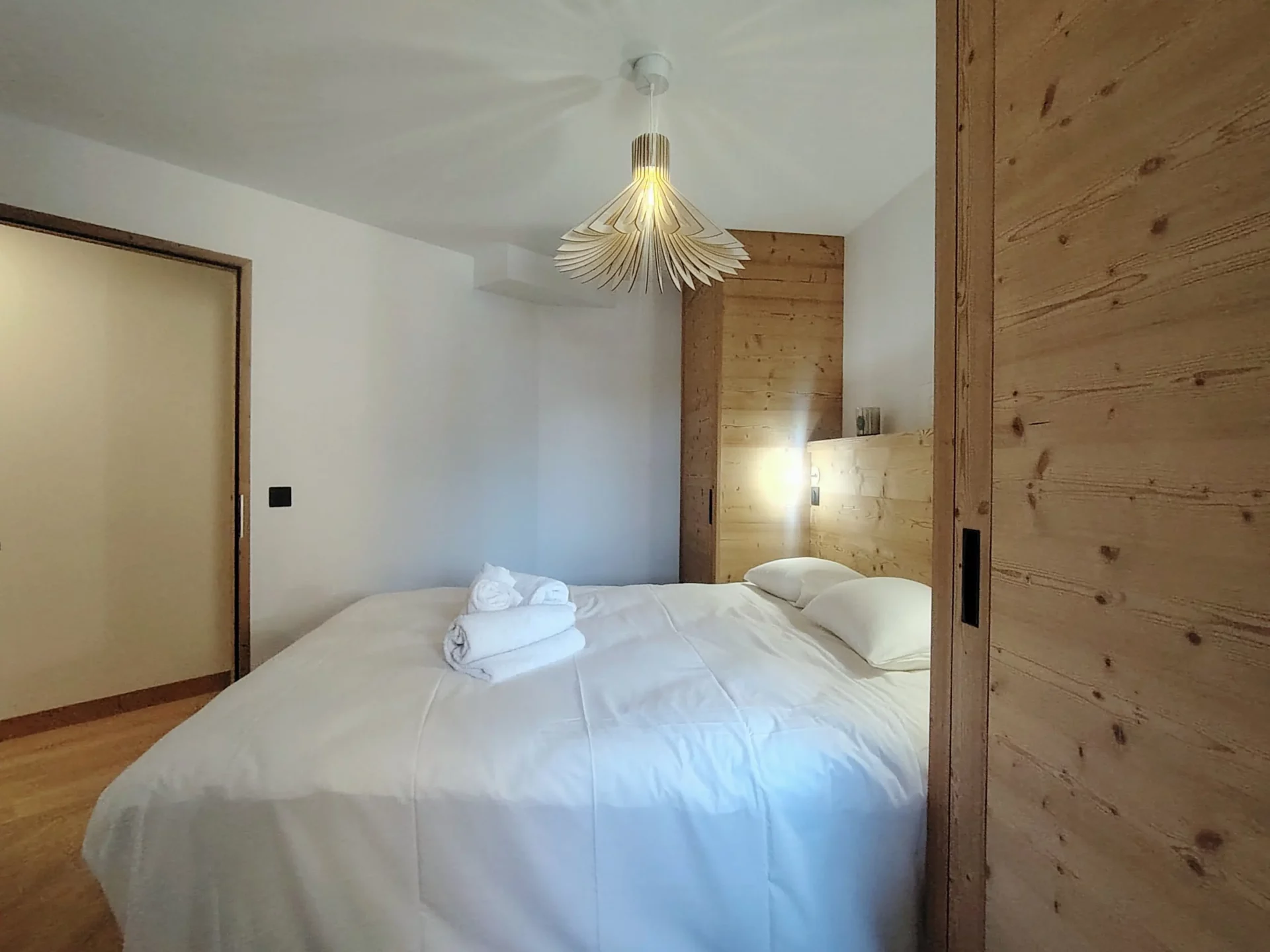Chambre double confortable au style chalet – Résidence Cachemire A105