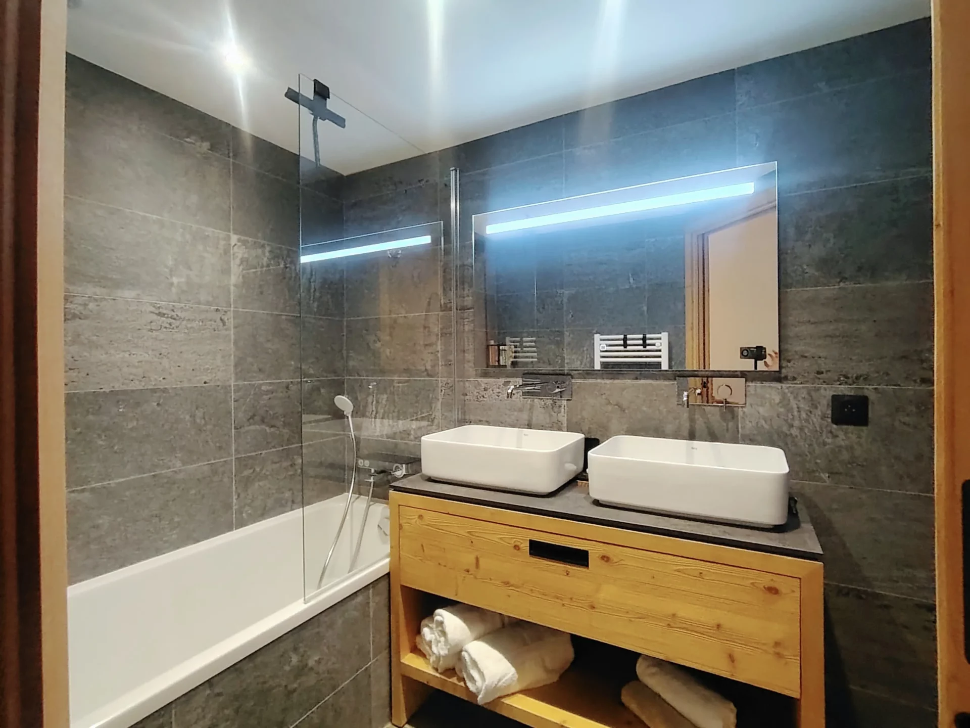 Salle de bain avec baignoire et double vasque moderne – Cachemire A105