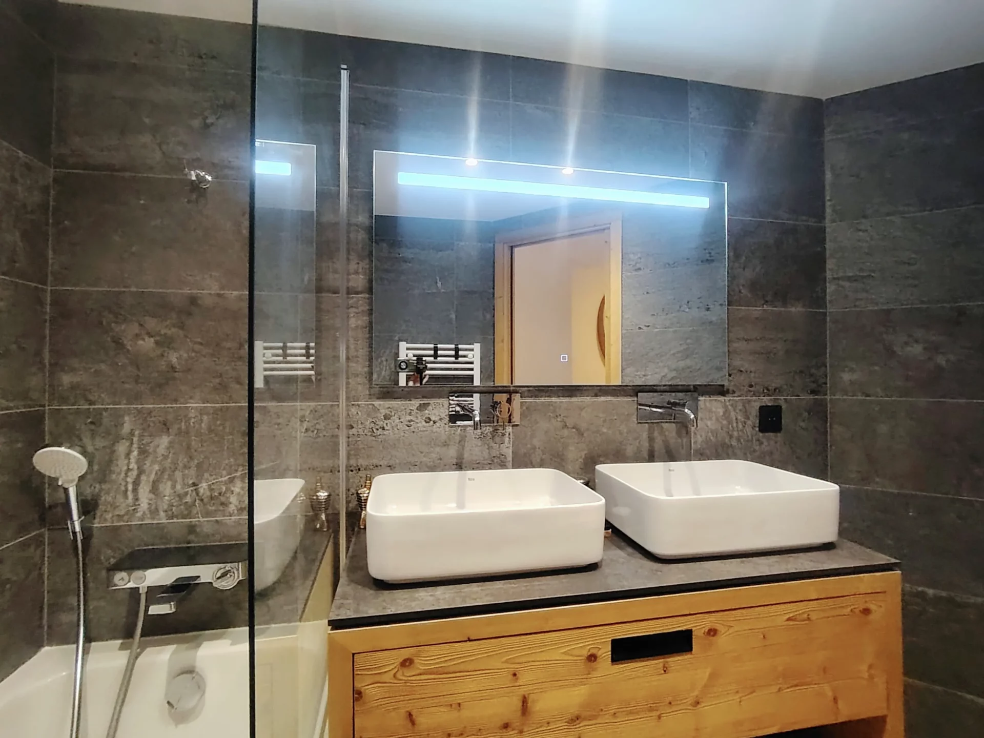 Salle de bain contemporaine avec double vasque et rangements bois – Cachemire A105