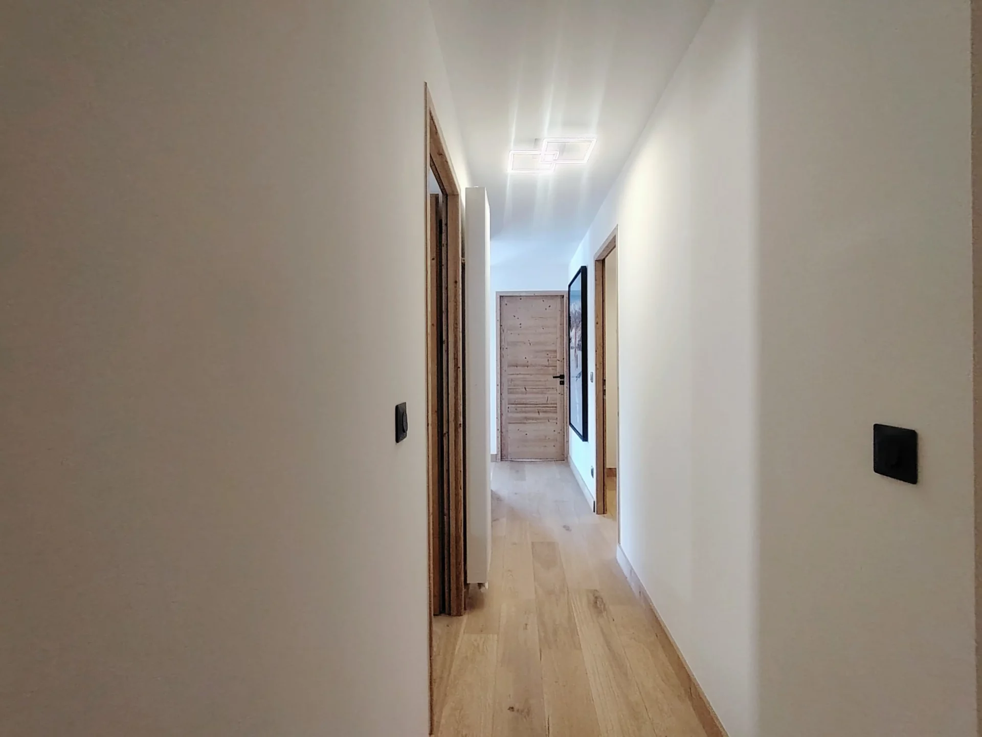 Couloir menant aux chambres et salles de bain – Cachemire A105