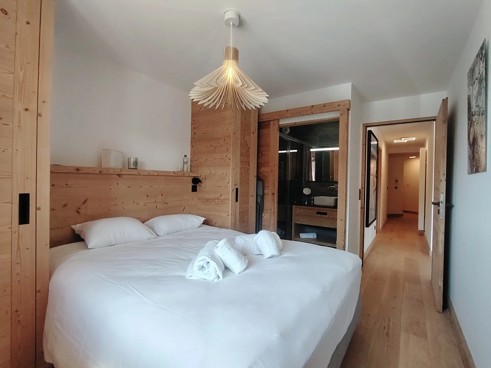 Chambre parentale avec lit double 160x200, accès direct à la salle d’eau attenante – Résidence Cachemire A105 Alpe d’Huez