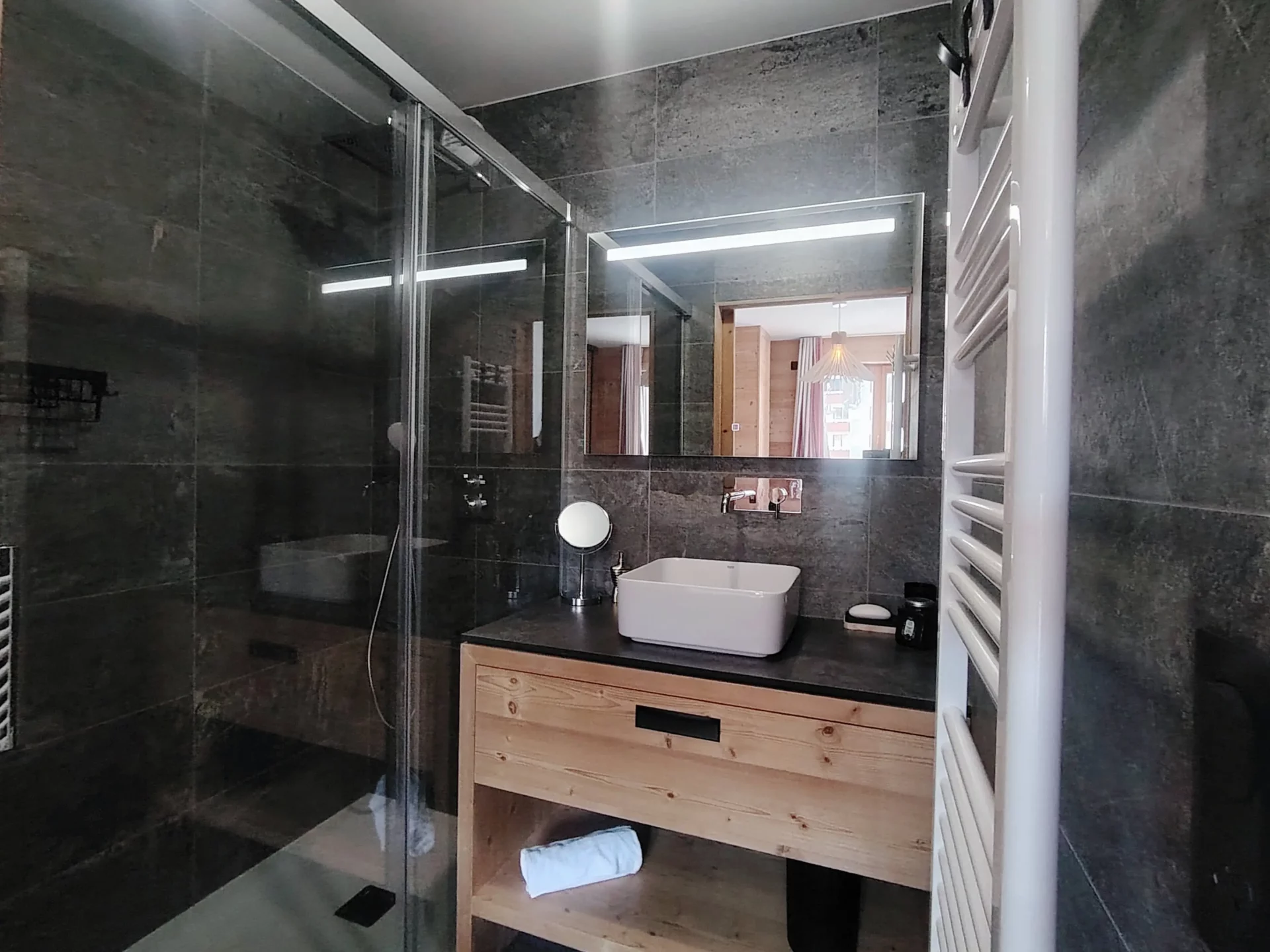 Salle d’eau moderne attenante à la chambre parentale avec douche à l’italienne et meuble vasque en bois – Cachemire A105