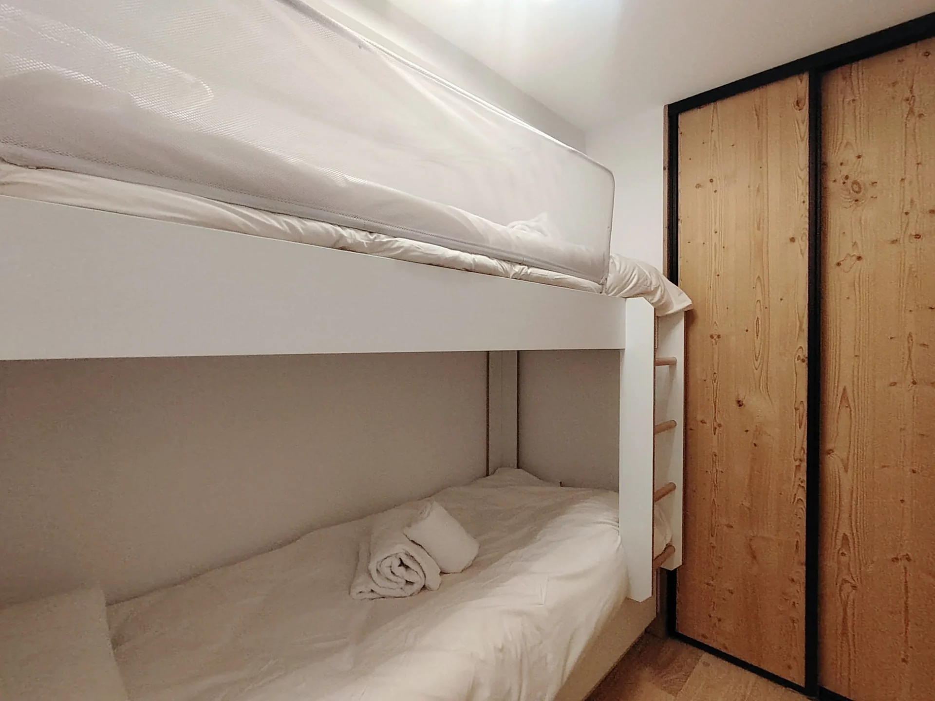 Lits superposés du coin montagne avec rangements intégrés – Résidence Cachemire A105