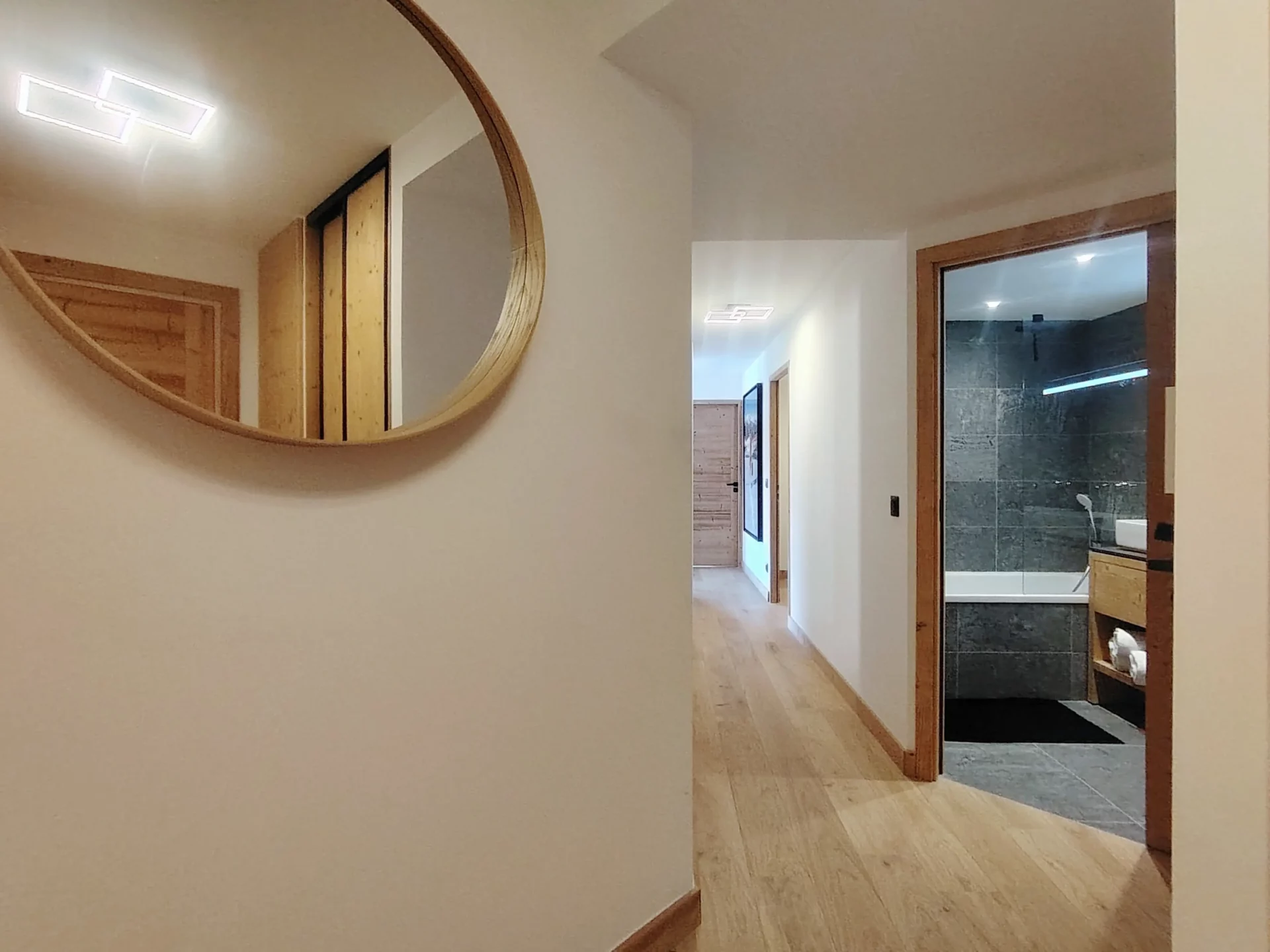 Couloir de l’appartement A105 menant aux chambres et à la salle de bain – Résidence Cachemire Alpe d’Huez