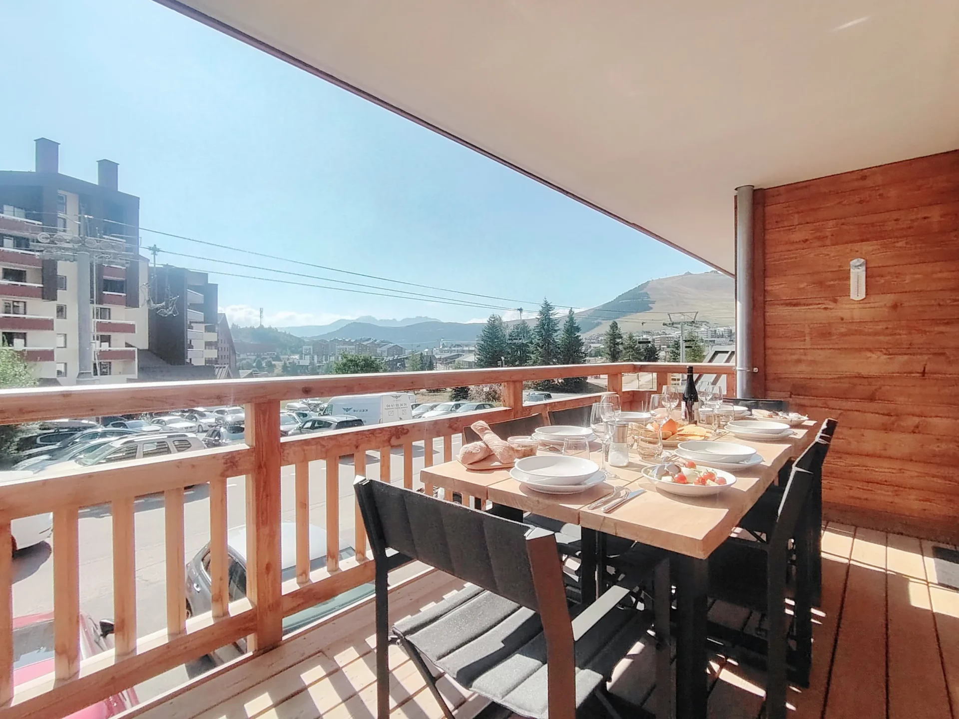 Vue depuis la terrasse de l’appartement A105 sur les montagnes et la station de l’Alpe d’Huez