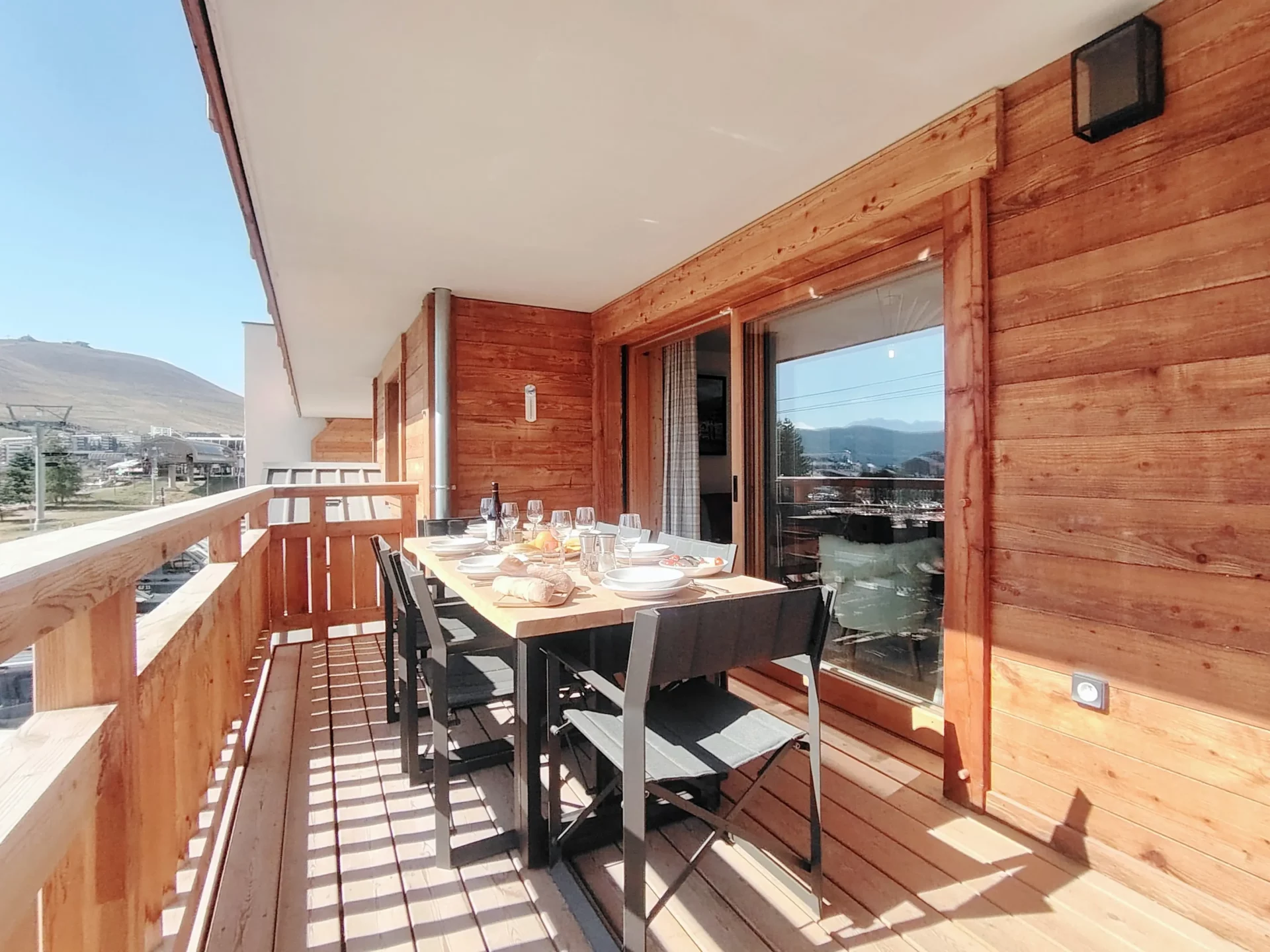 Balcon en bois spacieux aménagé pour des repas en extérieur – Résidence Cachemire A105 Alpe d’Huez