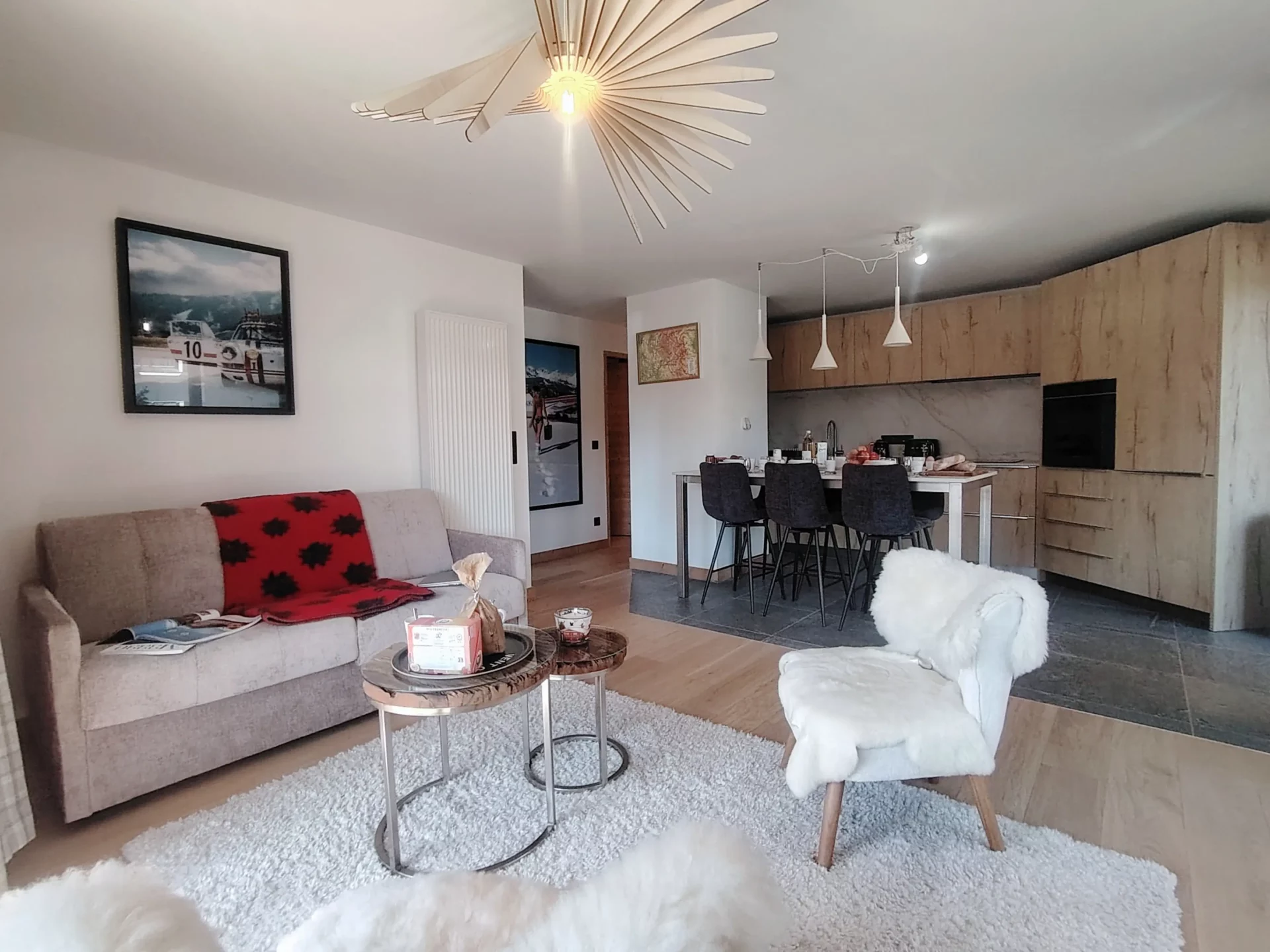 Vue d’ensemble du séjour et de la cuisine ouverte avec ilot central dans l’appartement A105 Résidence Cachemire Alpe d’Huez