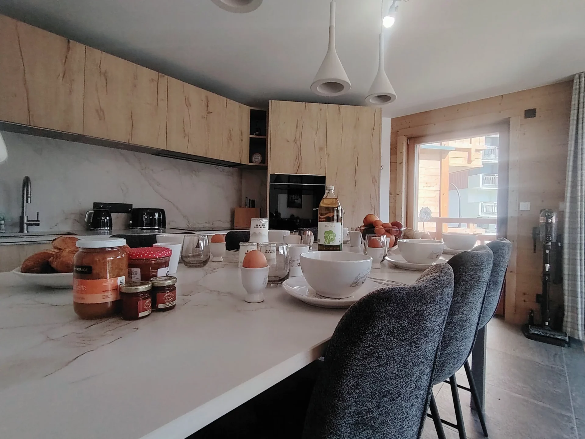 Table dressée pour le petit-déjeuner dans la cuisine équipée de l’appartement A105 Résidence Cachemire à l’Alpe d’Huez.