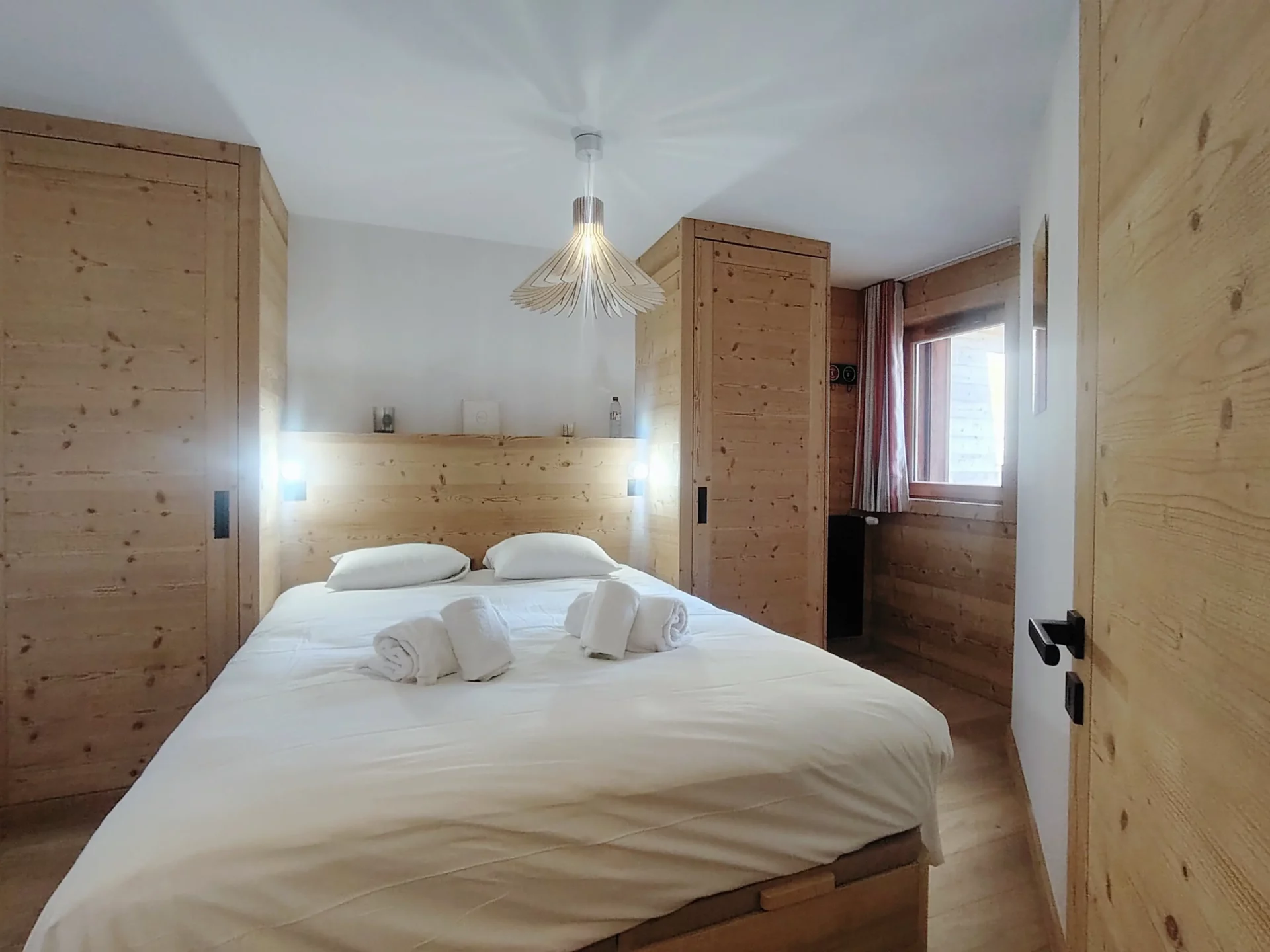 Chambre double avec lit 160x200 et rangements en bois – Cachemire A105