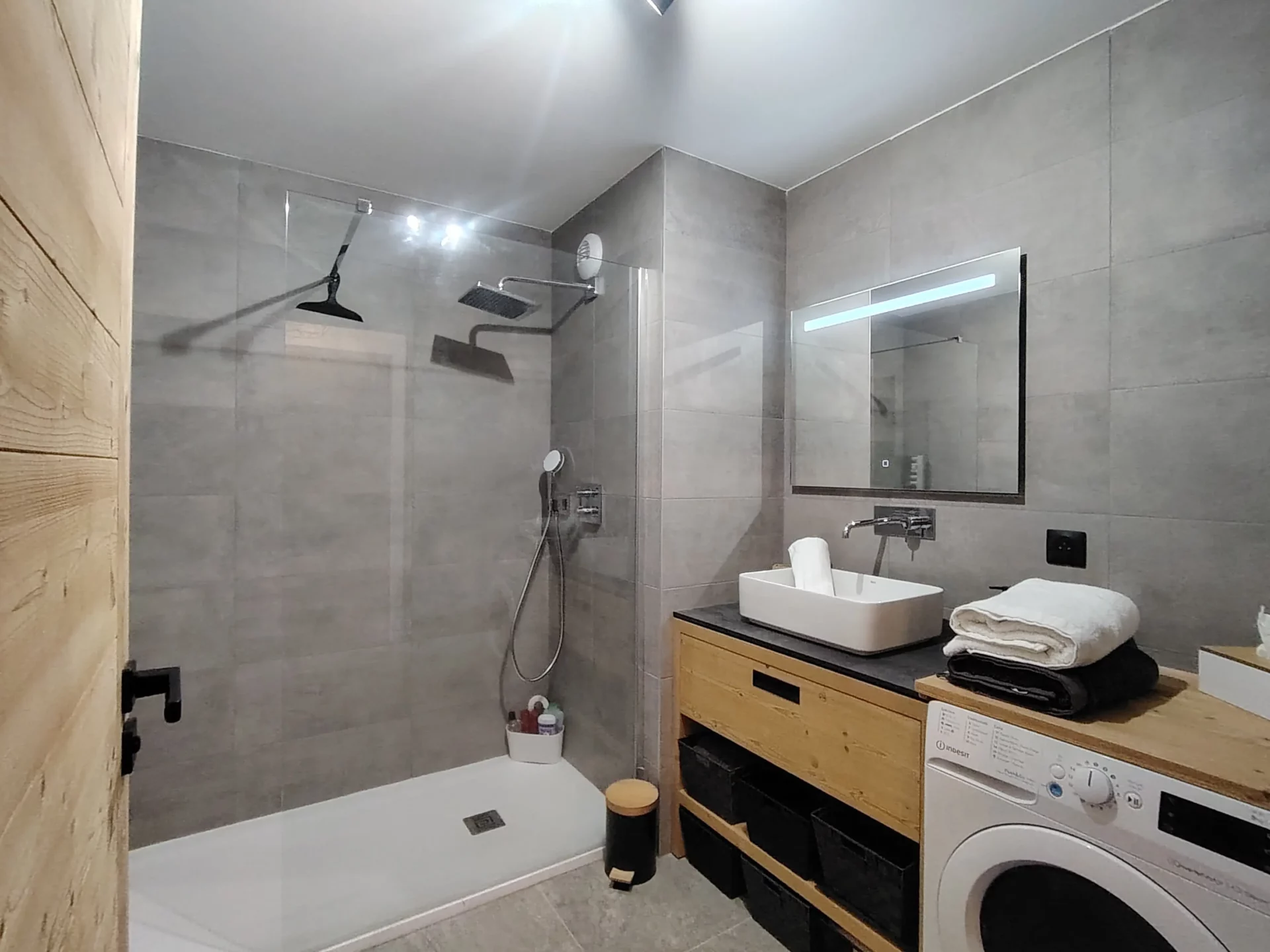 Location appartement à l'alpe d'huez avec salle de bain équipée (douche, meuble vasque et miroir ainsi que machine à laver