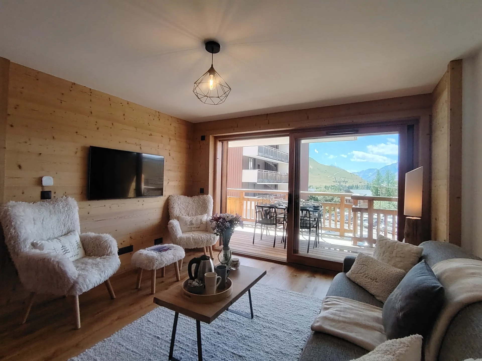 Location appartement à l'alpe d'huez avec un salon, fauteuil, télévision