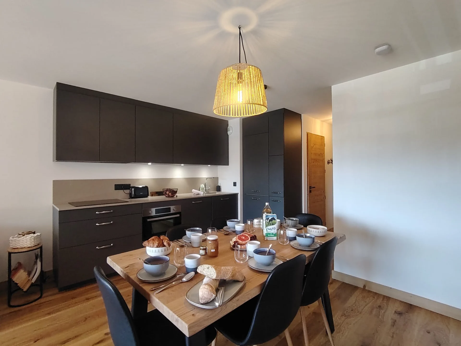 Location appartement à l'alpe d'huez avec cuisine équipée et table de salle à manger dressée