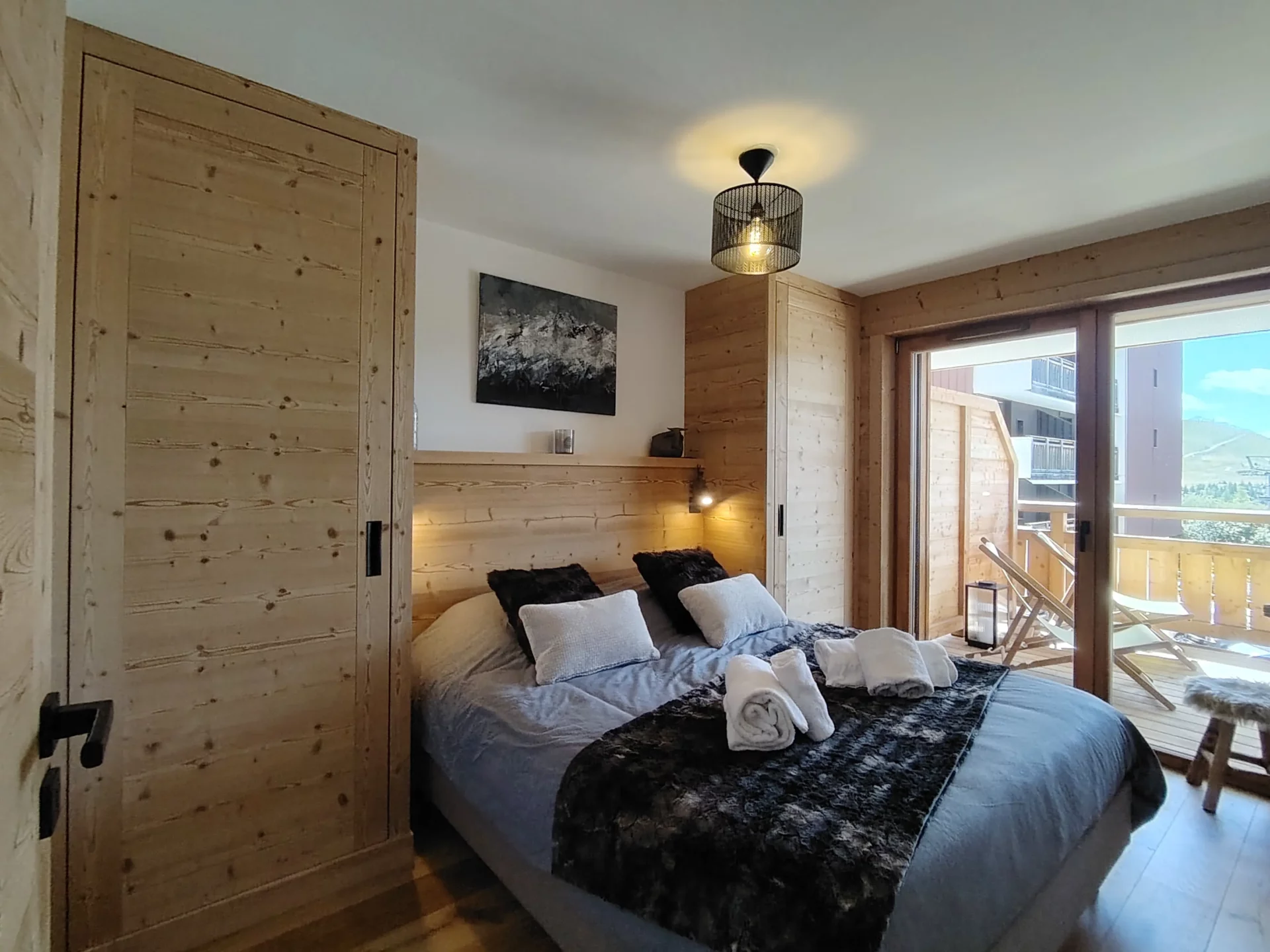 Location appartement à l'alpe d'huez avec chambre et lit double et placard de chaque côté du lit