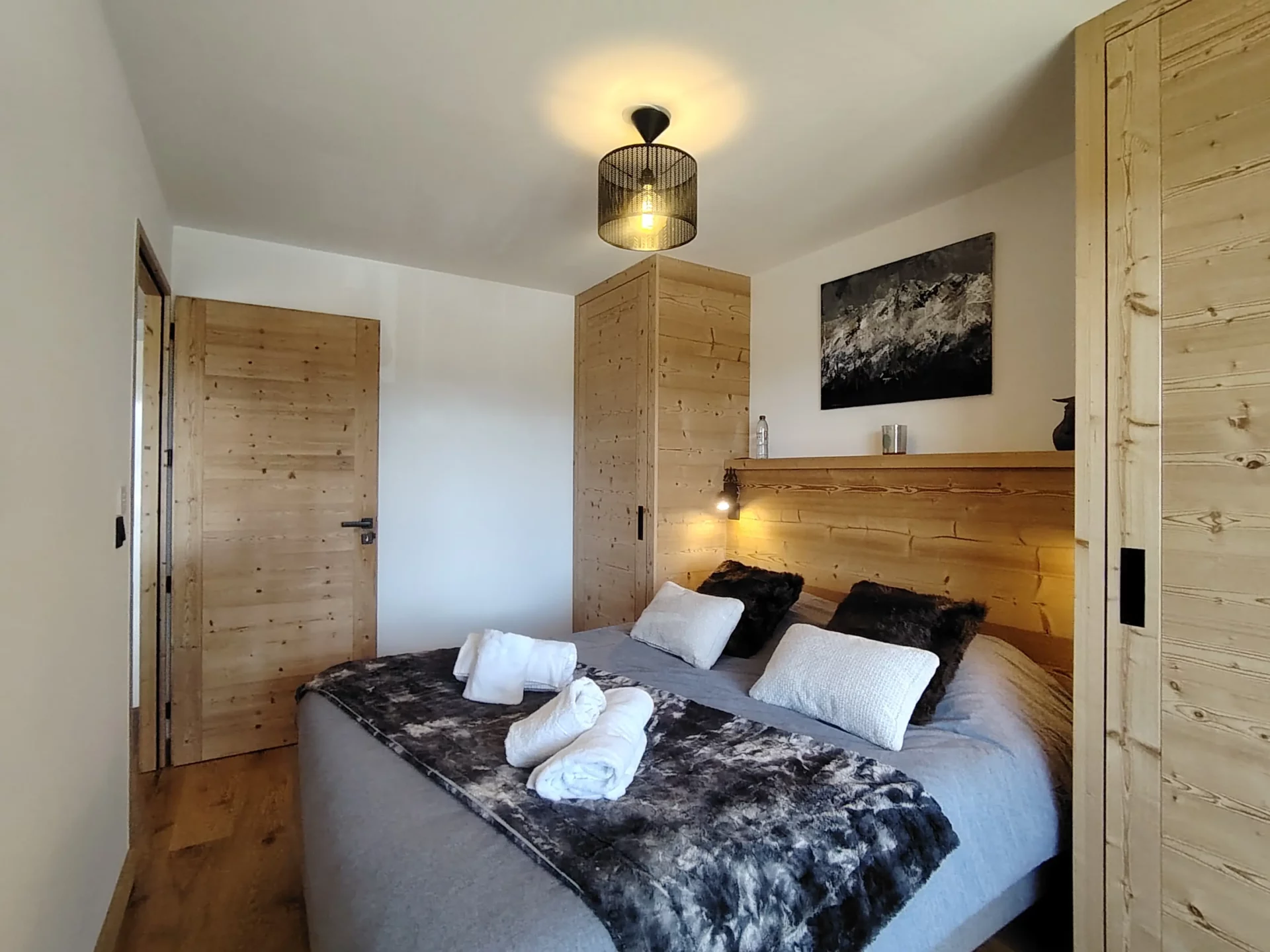 Location appartement à l'alpe d'huez avec chambre et lit double et placard de chaque côté du lit