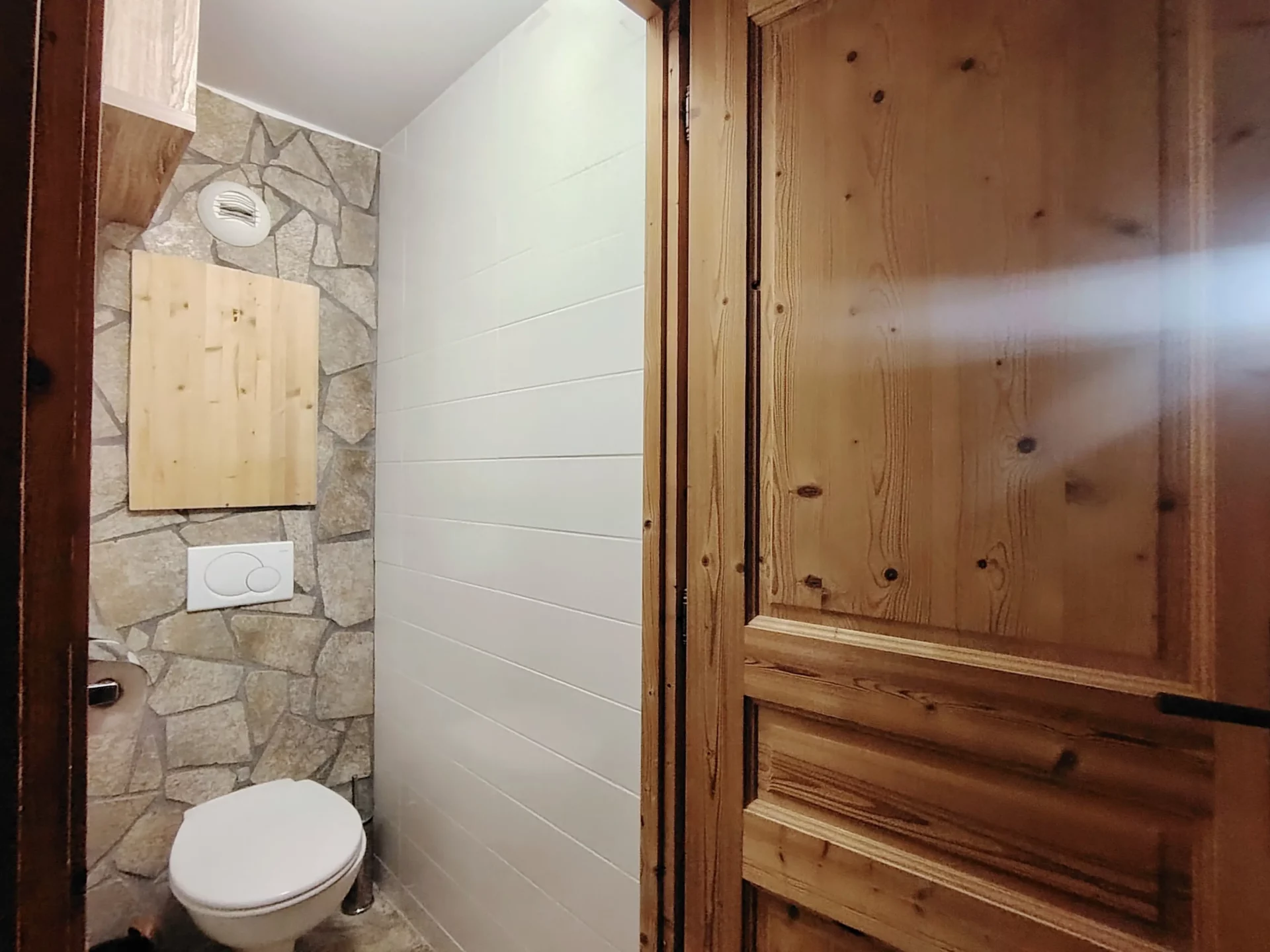 Deuxième WC séparé de l’appartement Les Alpages à l’Alpe d’Huez, décor pierre et bois pour une ambiance chalet