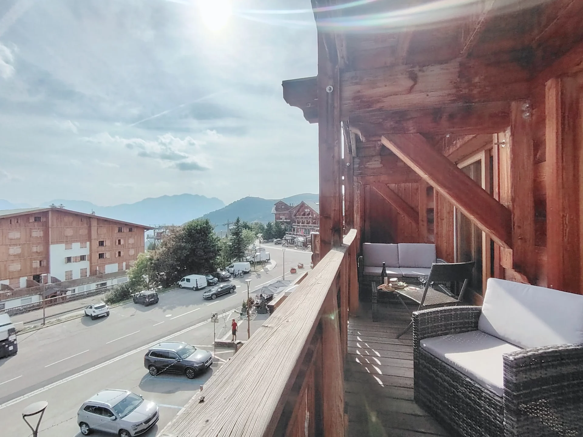 Balcon spacieux de l’appartement Les Alpages à l’Alpe d’Huez, équipé de mobilier d’extérieur et vue dégagée sur les Alpes