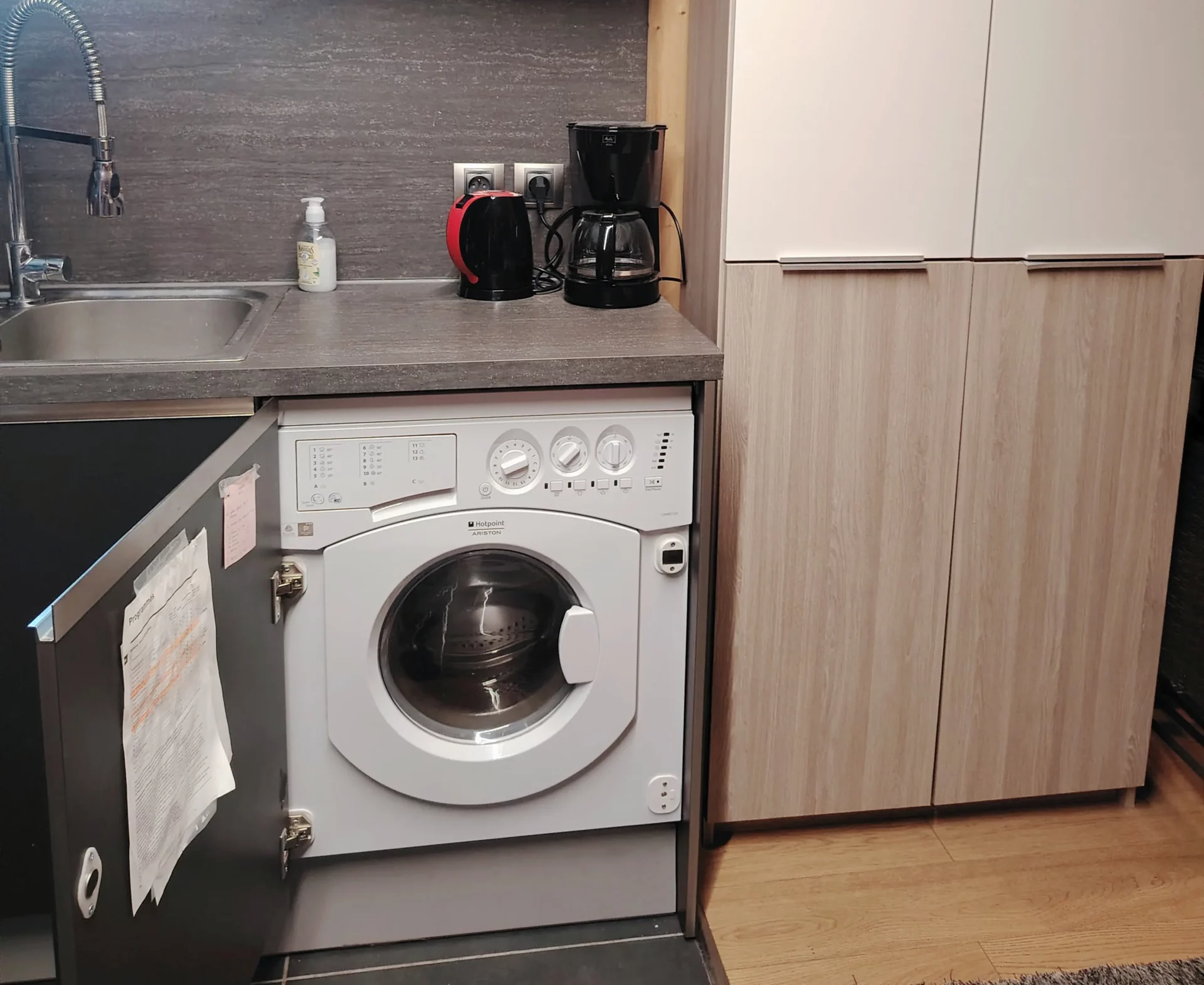 Cuisine pratique de l’appartement Les Alpages à l’Alpe d’Huez, équipée d’un lave-linge, cafetière et nombreux rangements