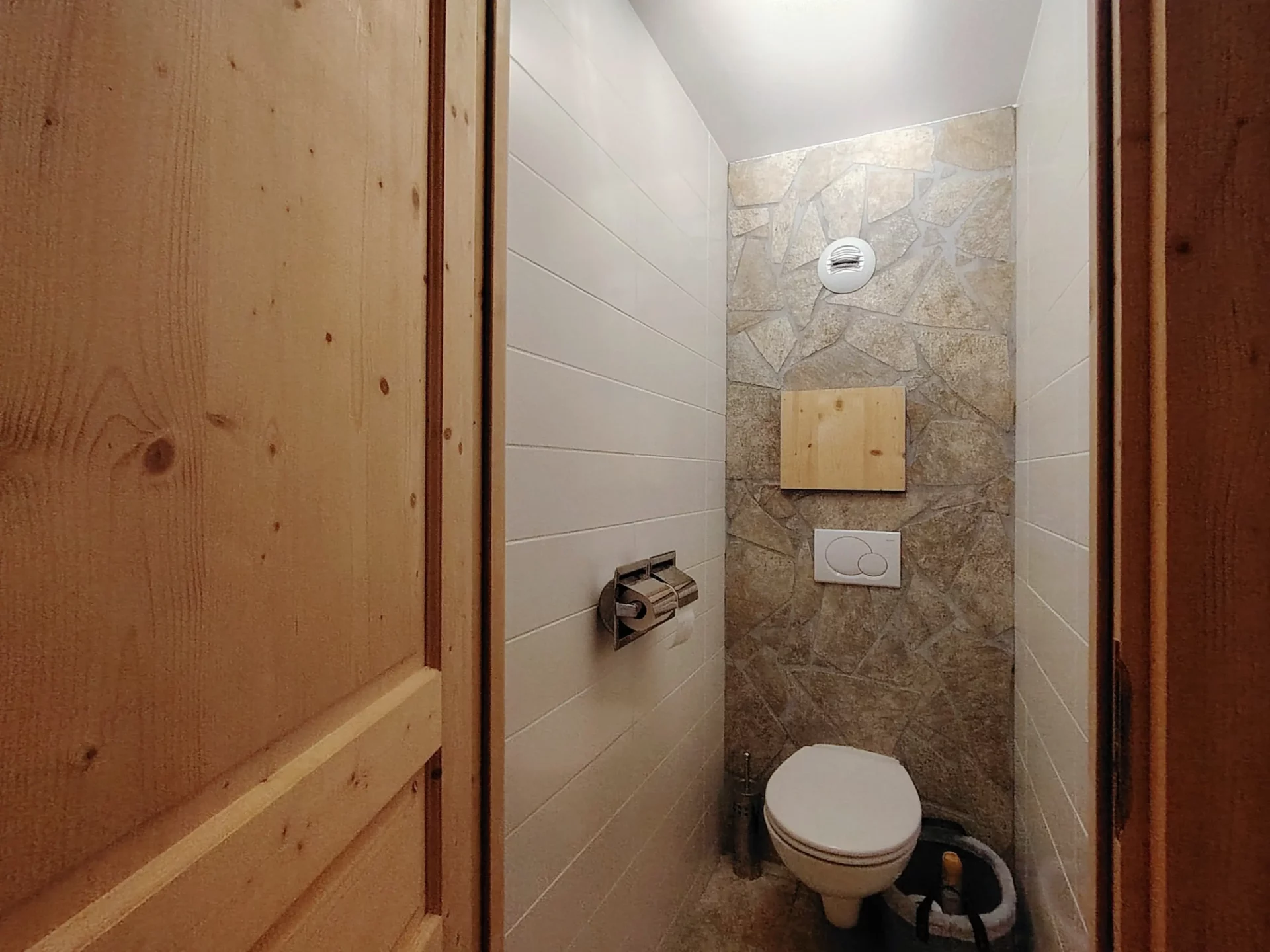 Deuxième WC séparé de l’appartement Les Alpages à l’Alpe d’Huez, décor pierre et bois pour une ambiance chalet