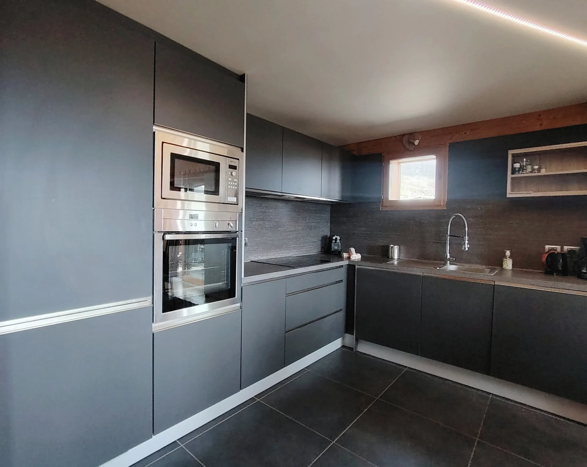 Cuisine moderne et entièrement équipée de l’appartement Les Alpages à l’Alpe d’Huez, idéale pour vos séjours en famille ou entre amis.