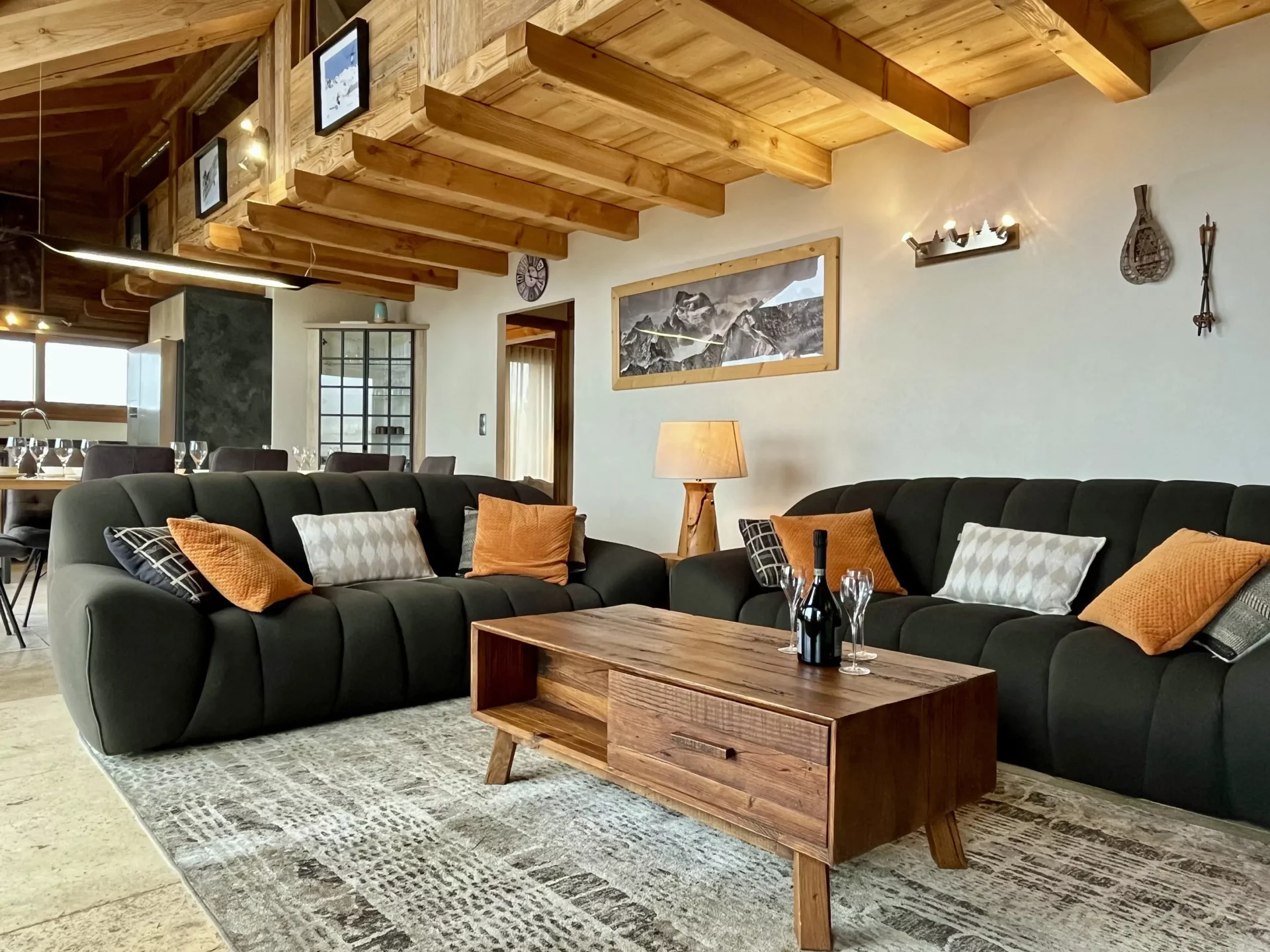 Salle à manger lumineuse avec baies vitrées et accès terrasse – appartement duplex Alpe d’Huez
