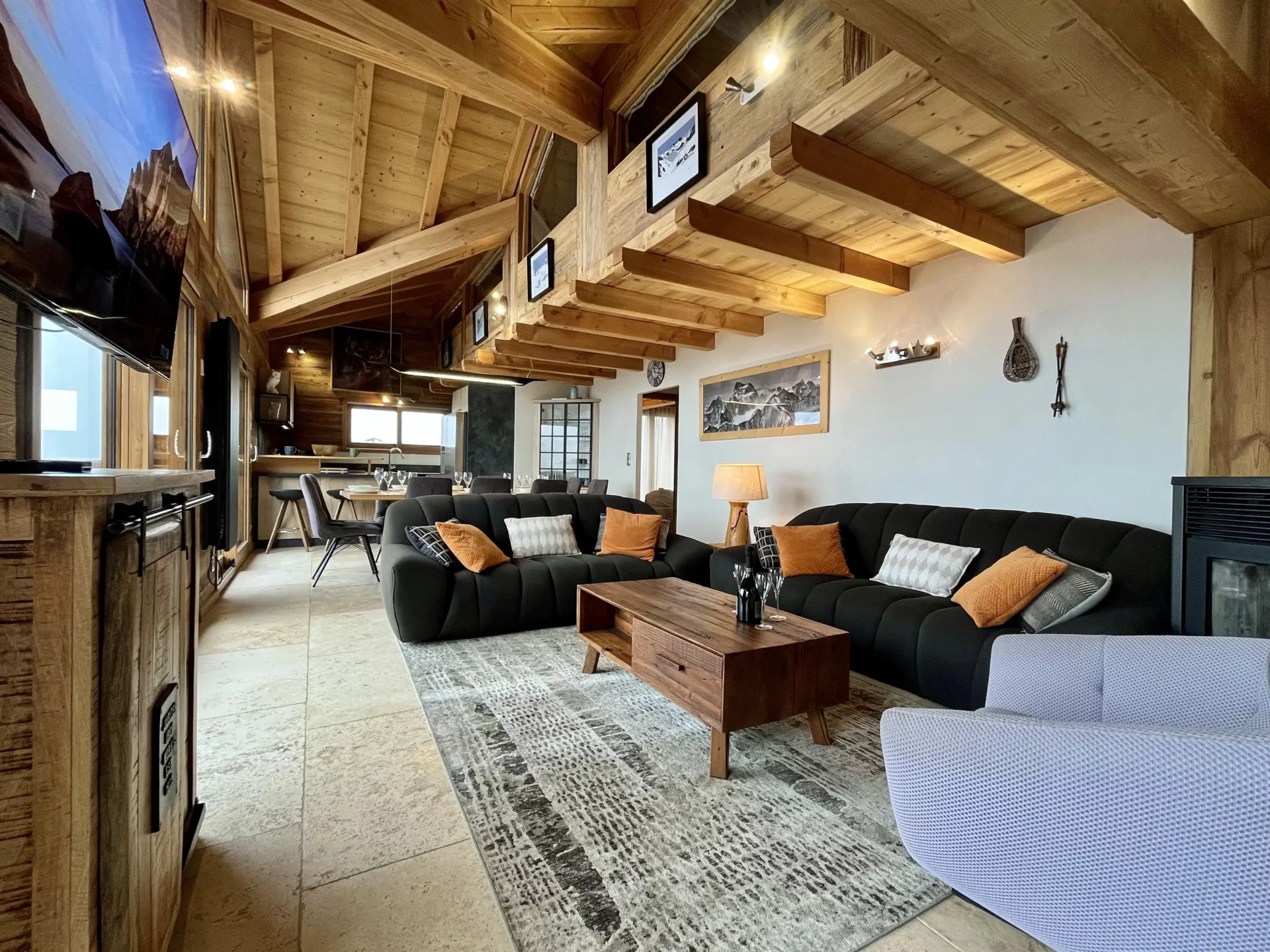 Pièce de vie spacieuse avec hauteur sous plafond et baies vitrées – Résidence Ourson Alpe d’Huez