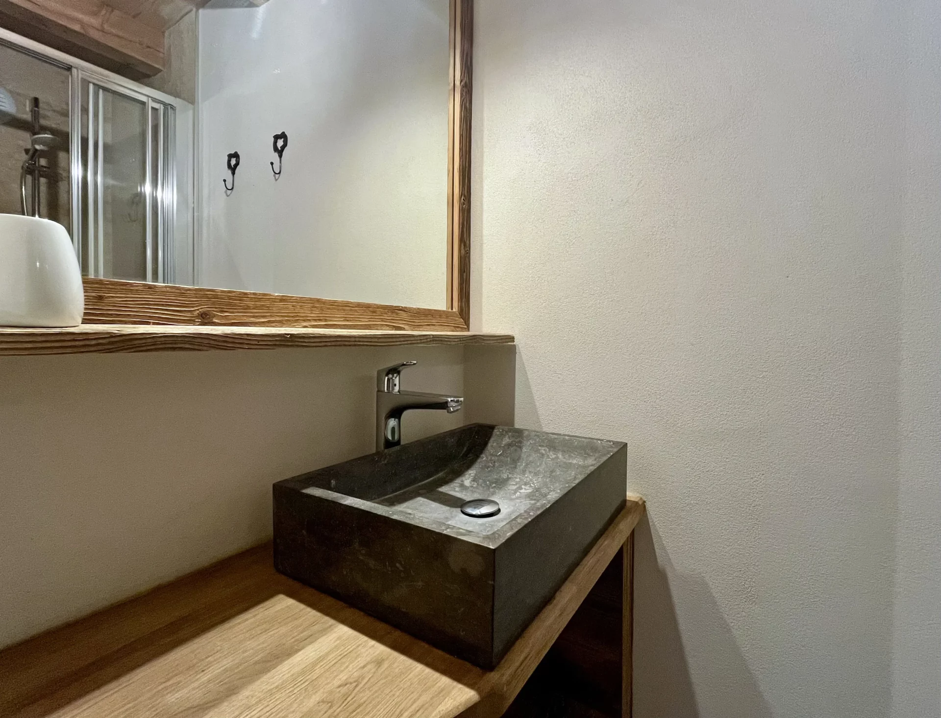 Salle de bain moderne avec vasque en pierre – appartement Résidence Ourson 302 Alpe d’Huez
