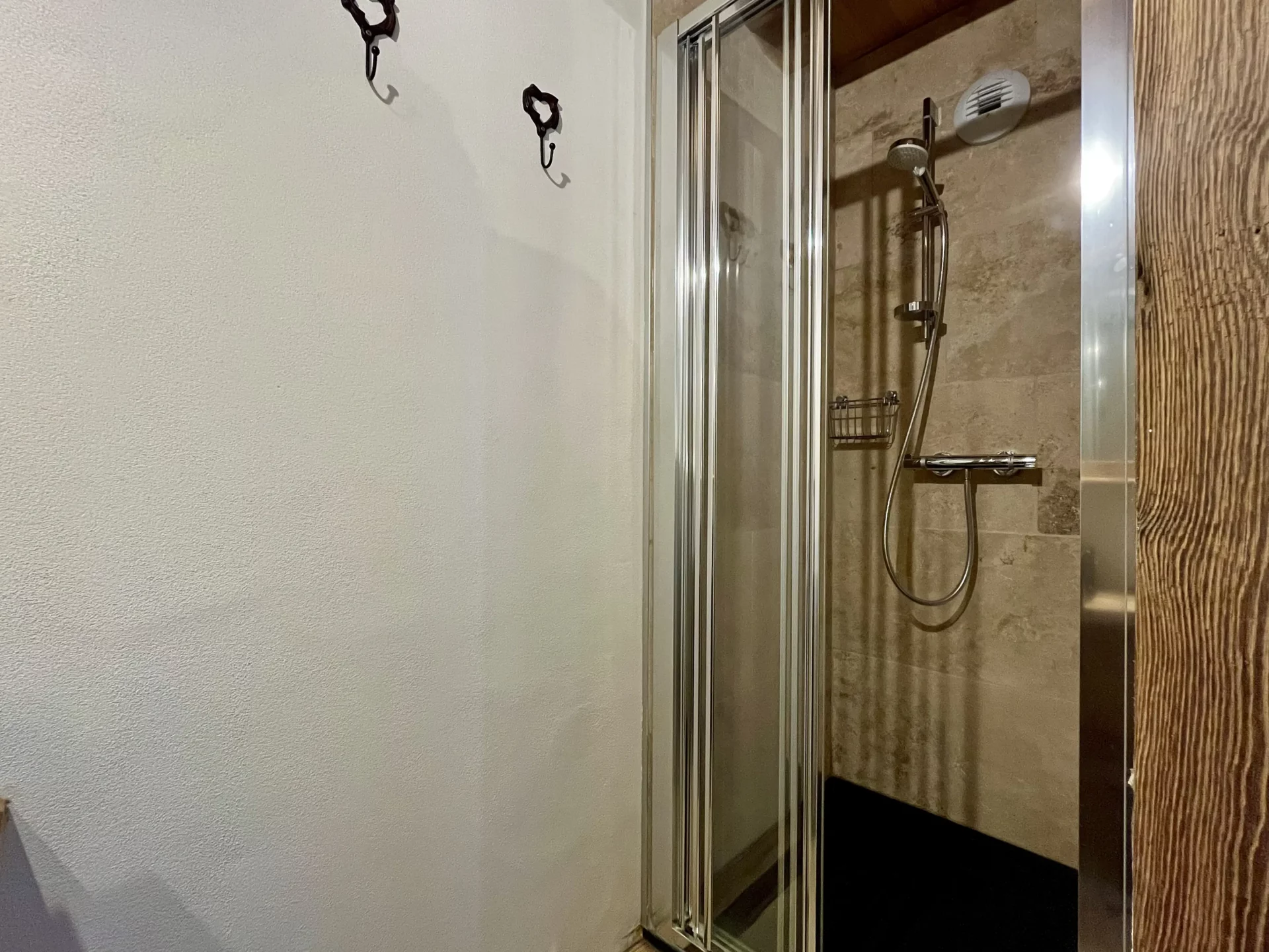 Douche contemporaine avec finitions pierre naturelle – appartement Résidence Ourson Alpe d’Huez