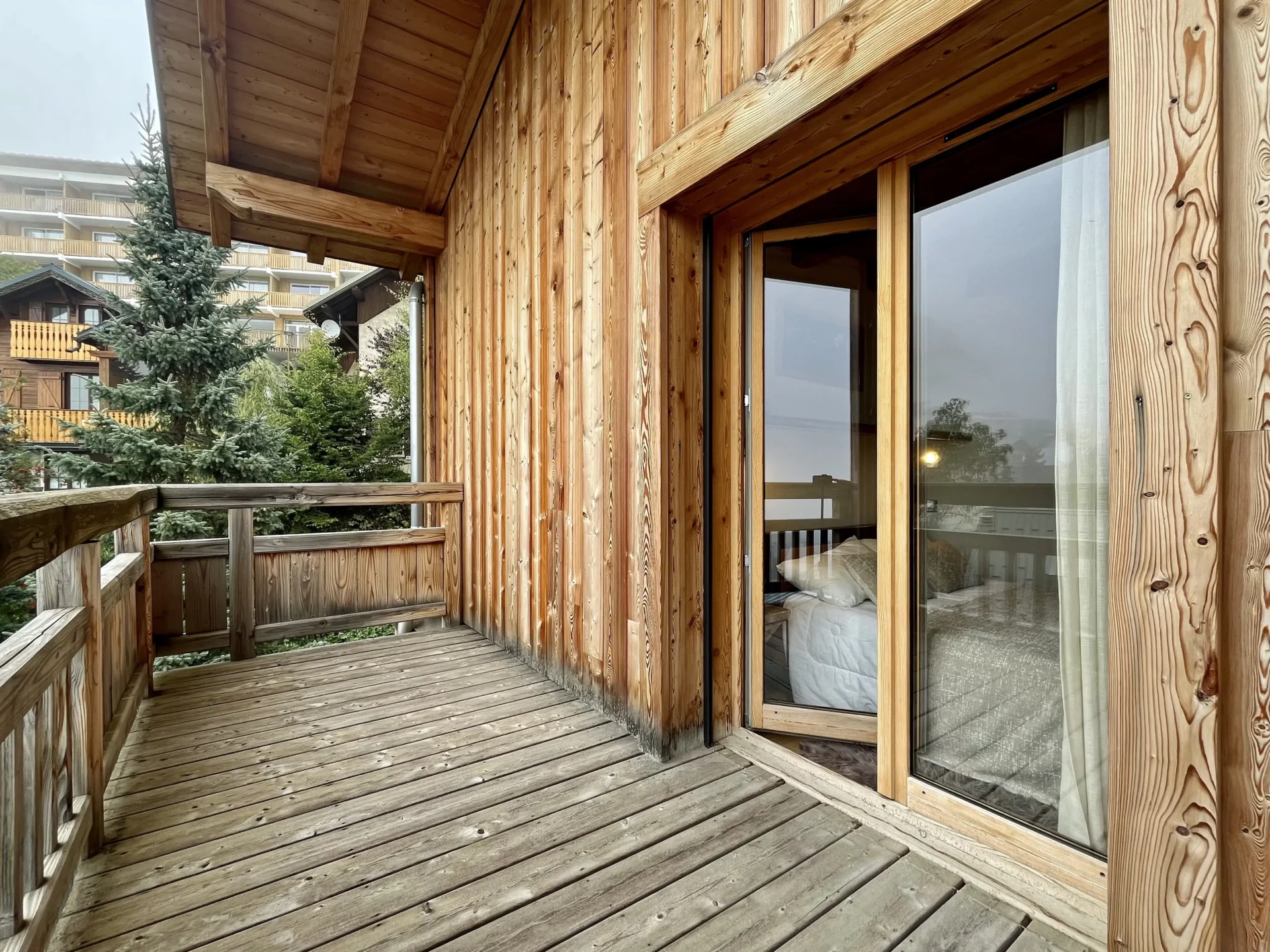 Balcon privatif en bois avec vue dégagée – duplex Résidence Ourson 302 Alpe d’Huez